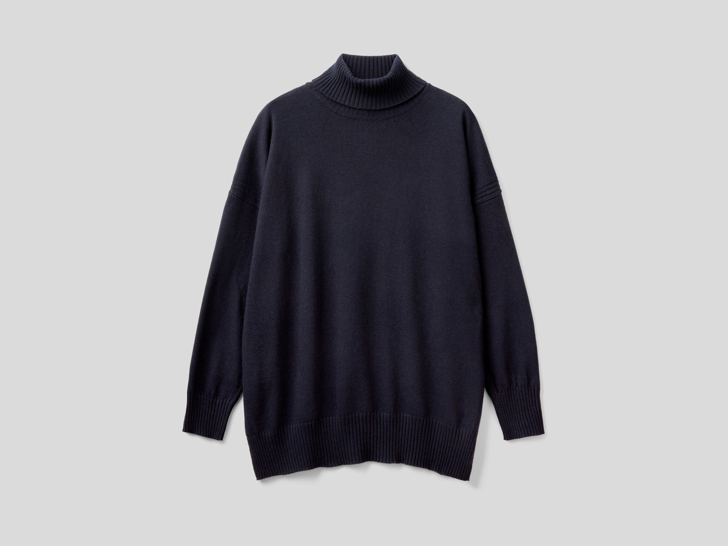 Oversized fit turtleneck in cashmere blend image number 4