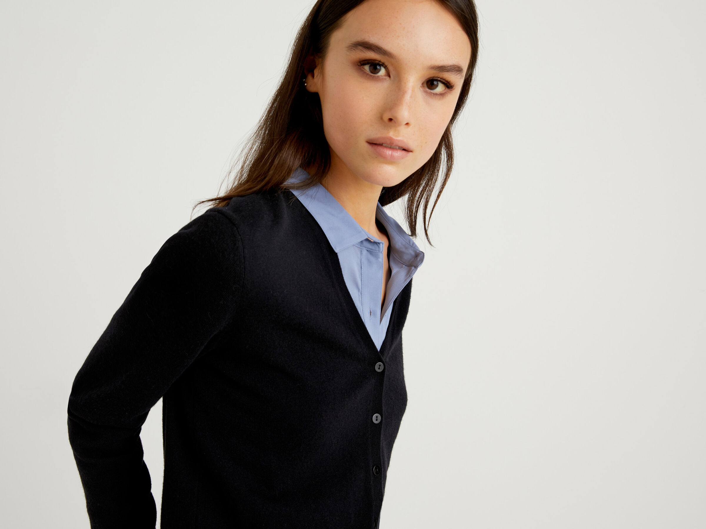 V-neck cardigan in pure virgin wool image number 4