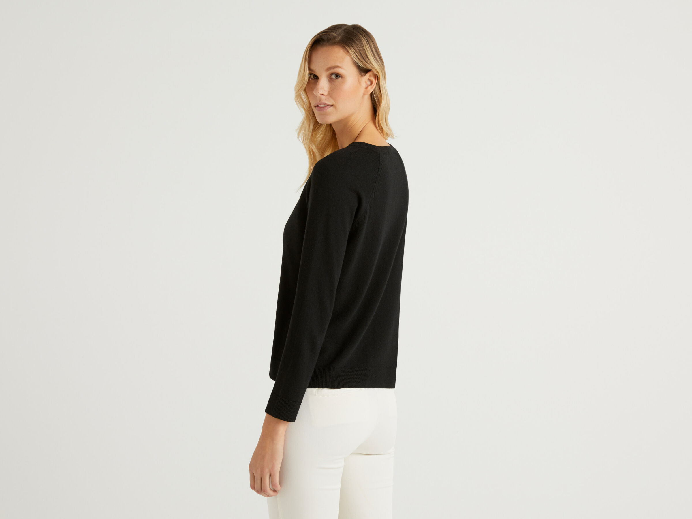 Crew neck sweater in wool and cashmere image number 2