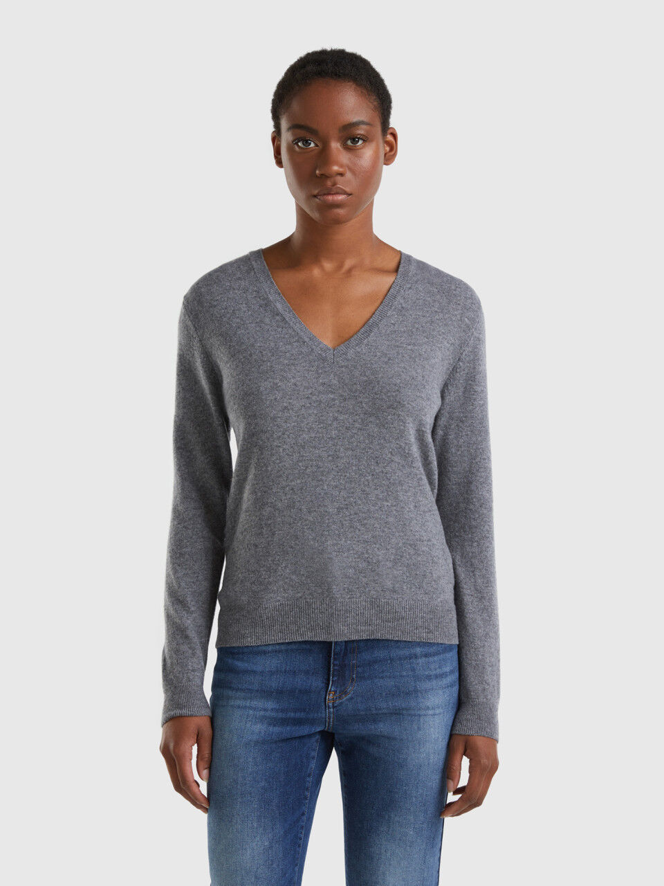 Gray v clearance neck cashmere sweater