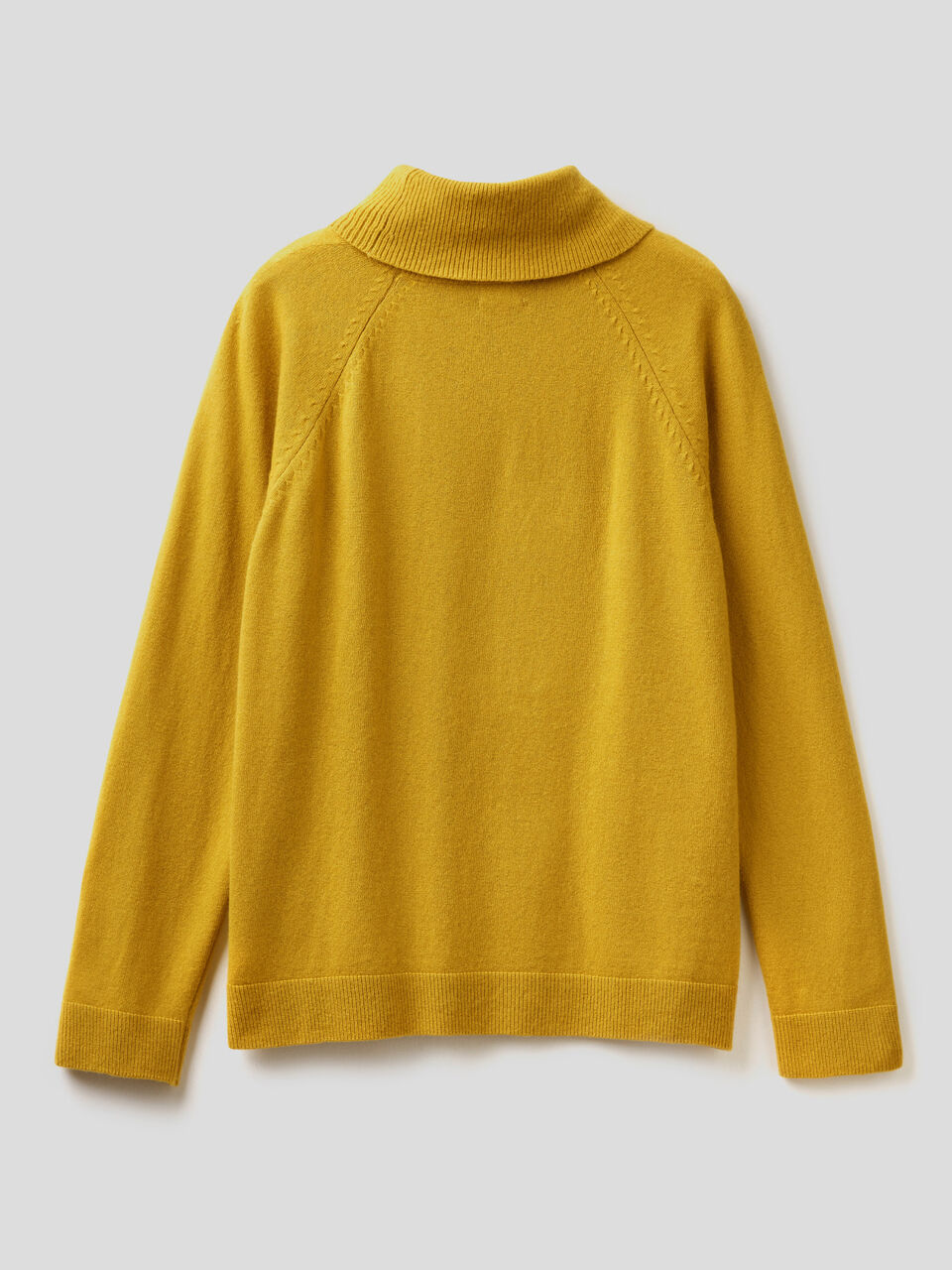 Turtleneck sweater in cashmere and wool blend image number 2