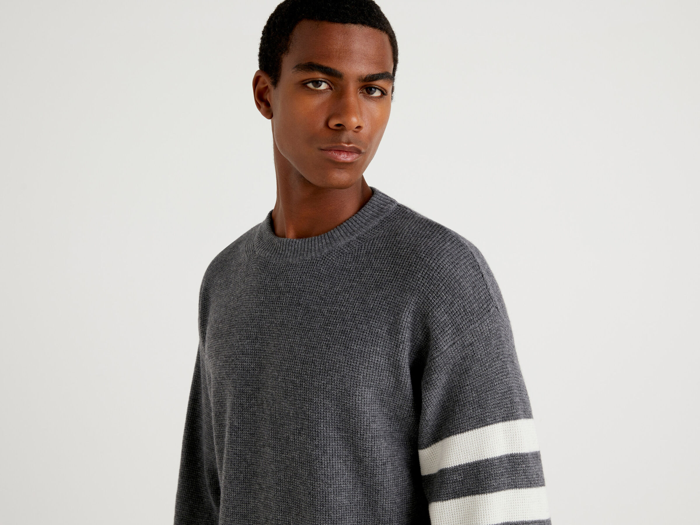 Sweater in cashmere and wool blend image number 3