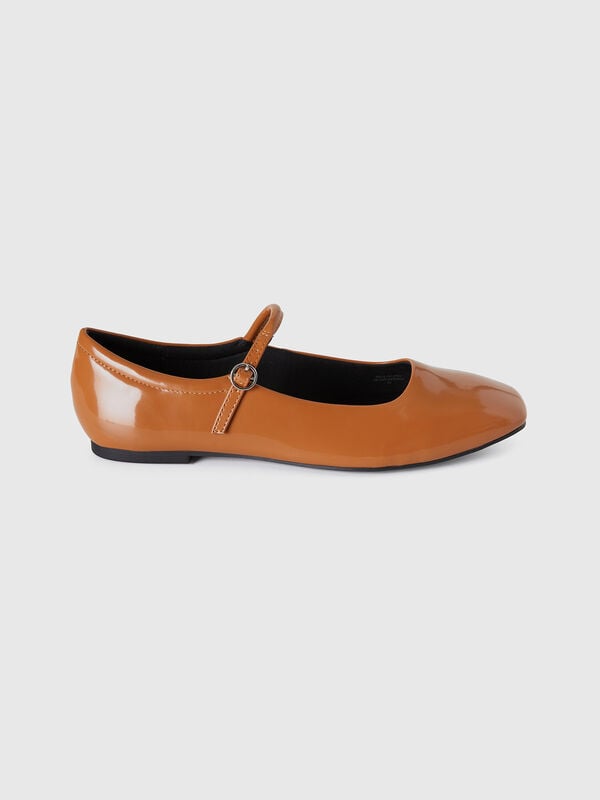 Flats with buckle Women
