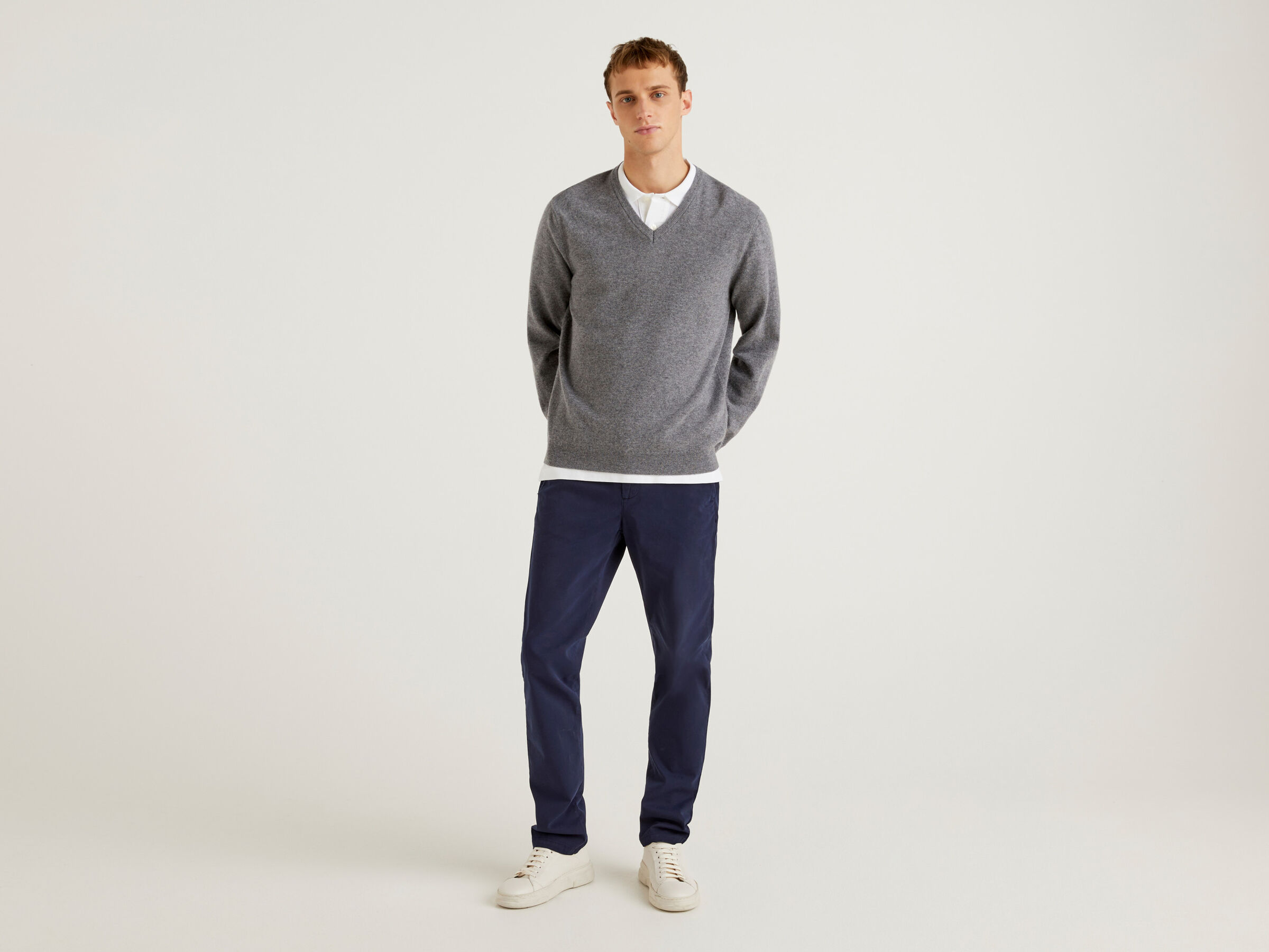 V-neck sweater in pure virgin wool image number 3