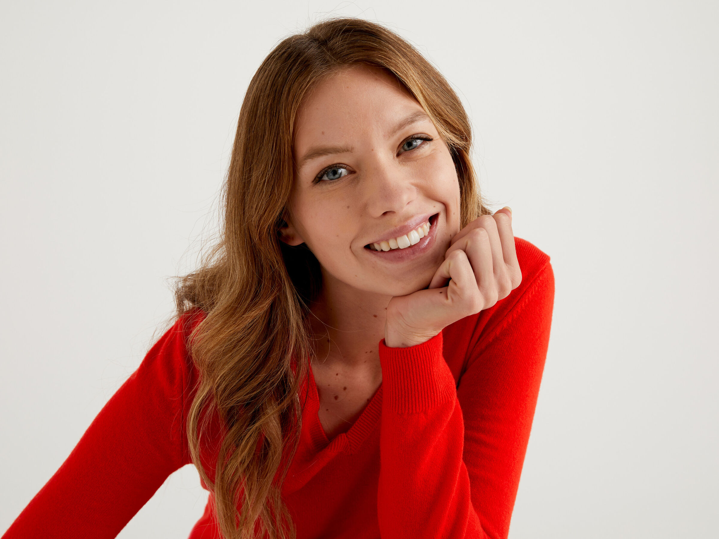 V-neck sweater in pure virgin wool image number 4