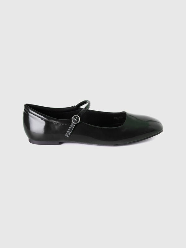 Flats with buckle Women