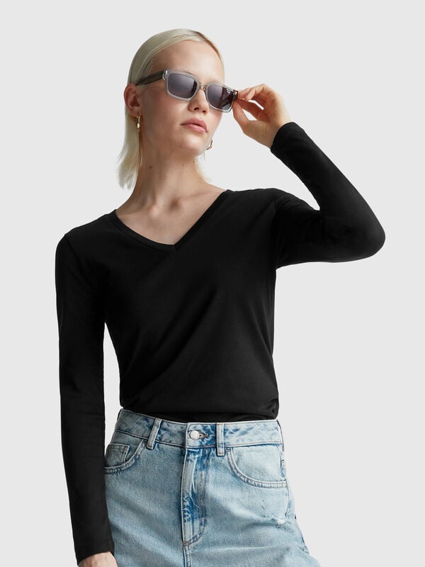 Black t-shirt with V-neck Women