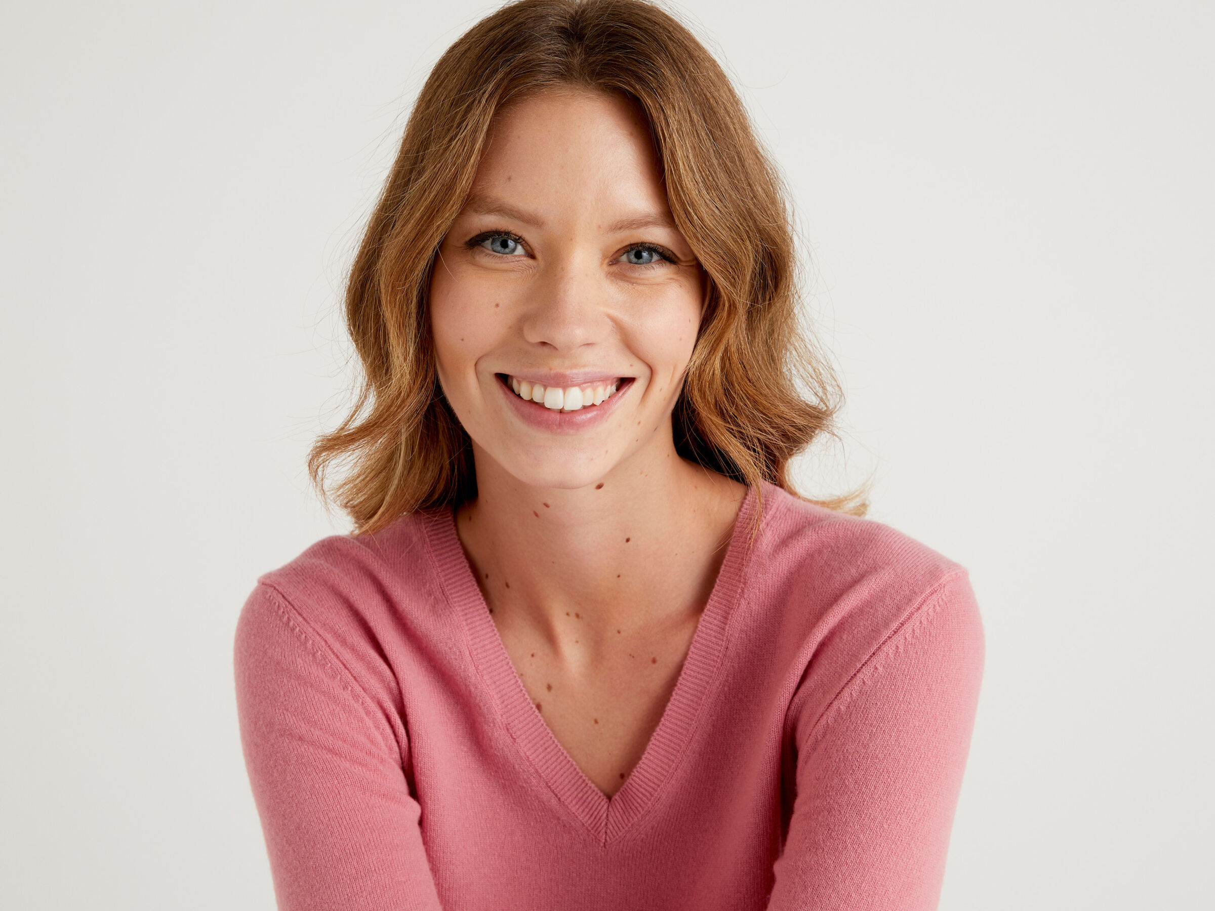 V-neck sweater in pure virgin wool image number 4