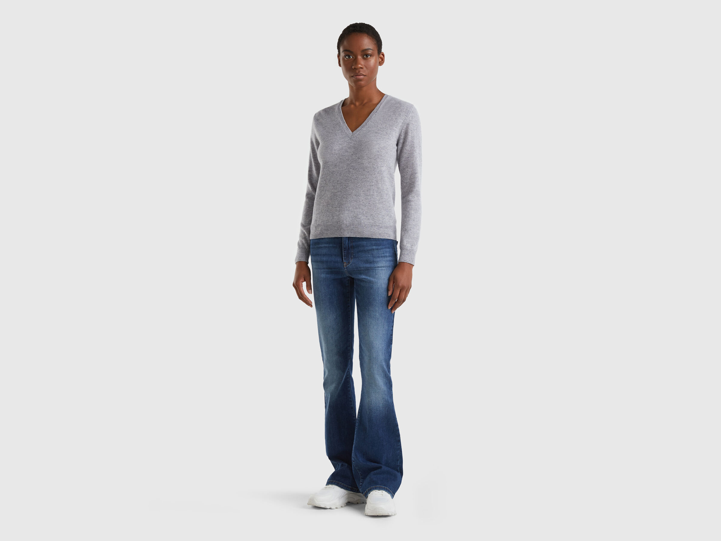 V-neck sweater in pure virgin wool image number 3