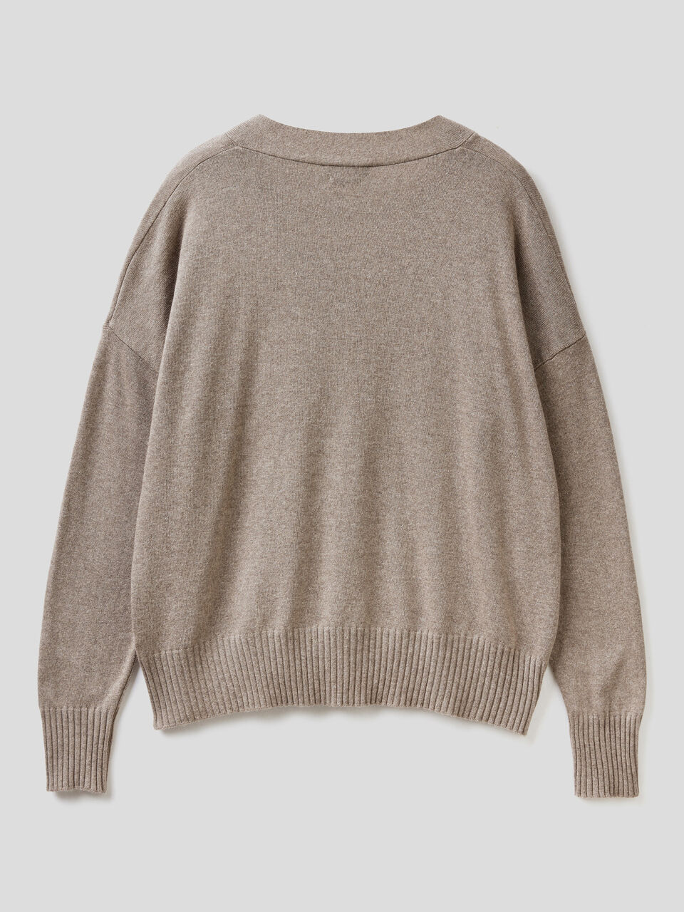 V-neck sweater in silk and cashmere blend image number 2