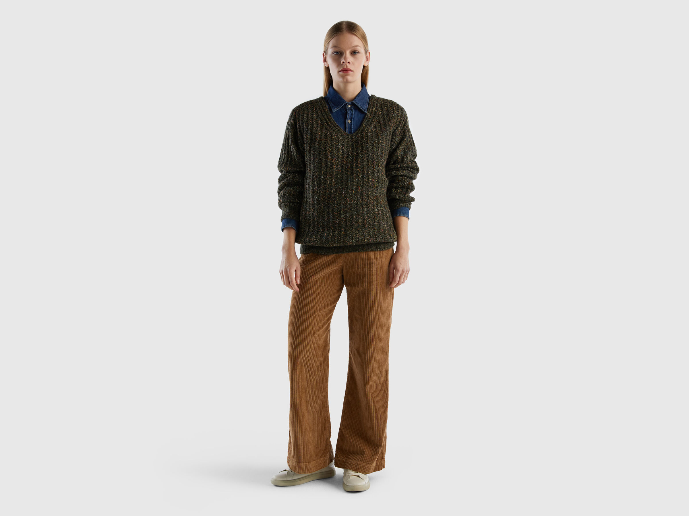 V-neck sweater in wool blend image number 3