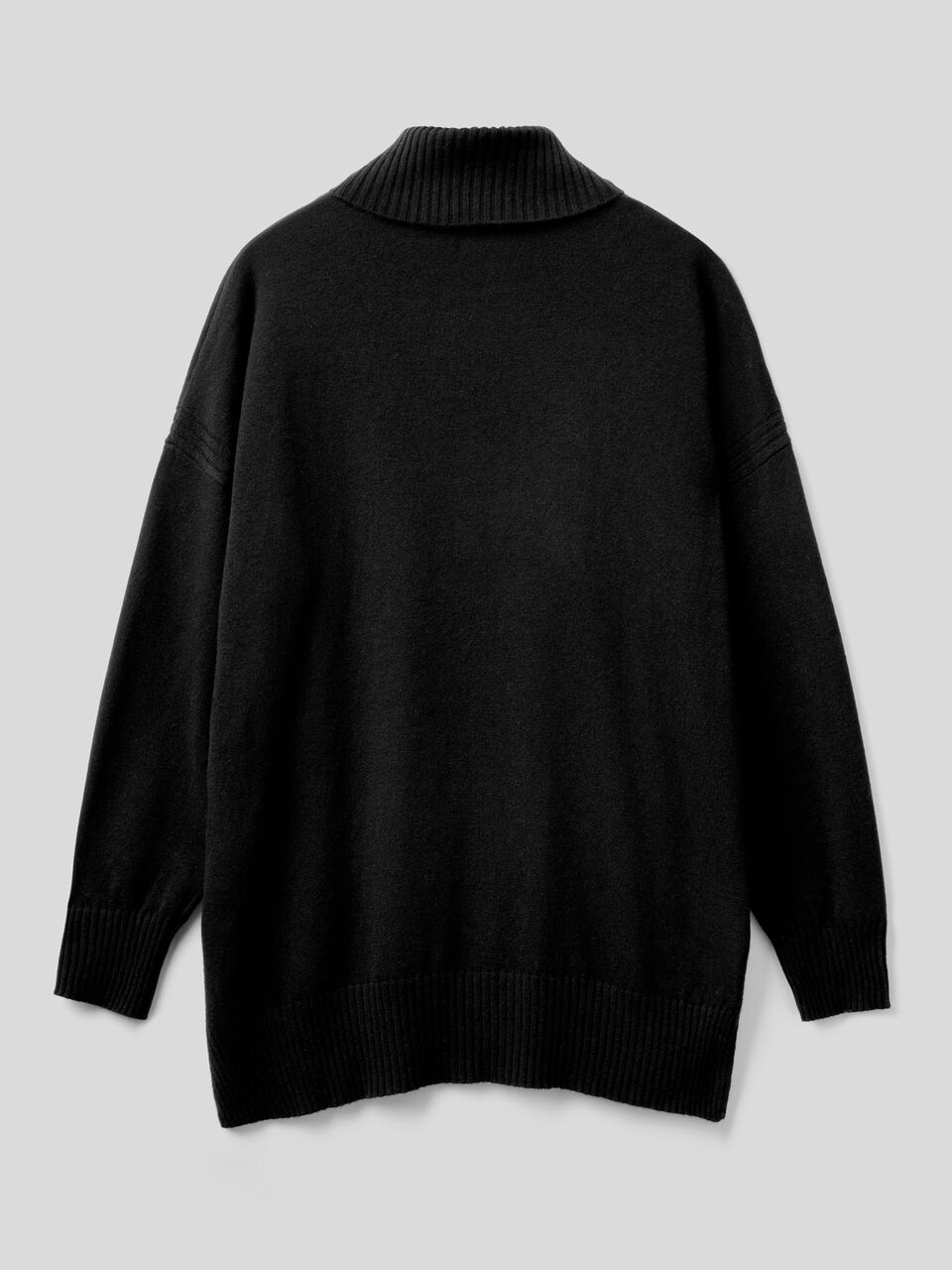 Oversized fit turtleneck in cashmere blend image number 2