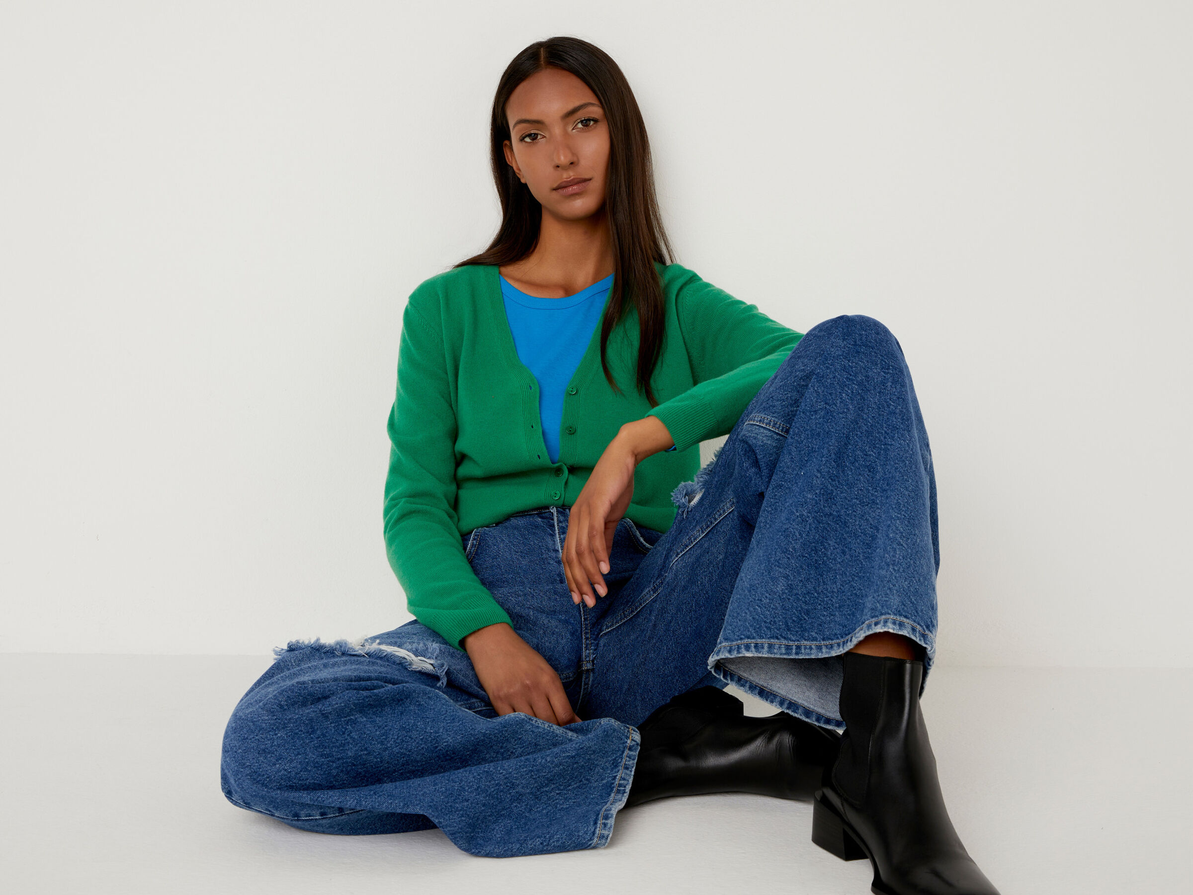 V-neck cardigan in pure virgin wool image number 3