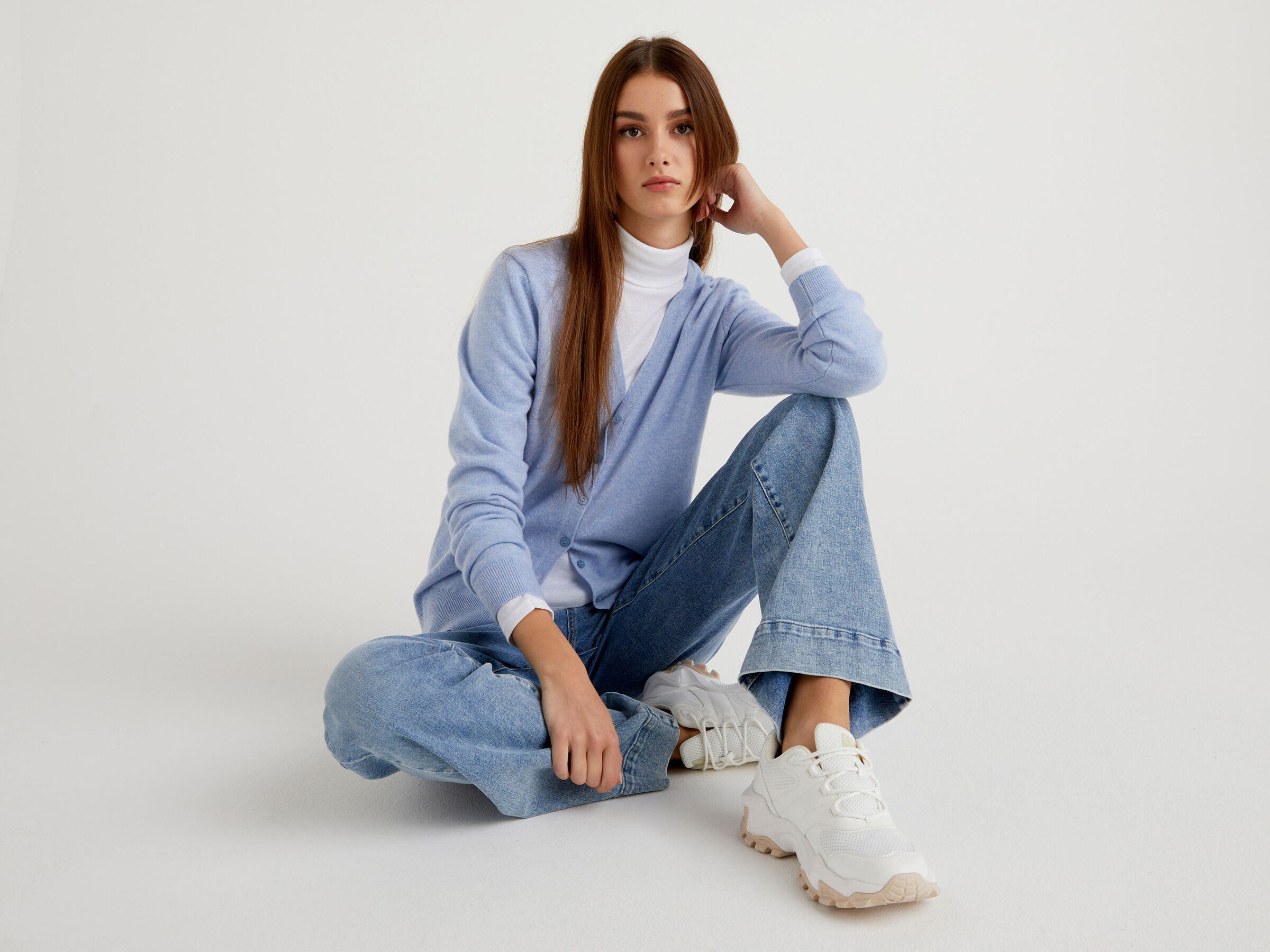 V-neck cardigan in pure virgin wool image number 3