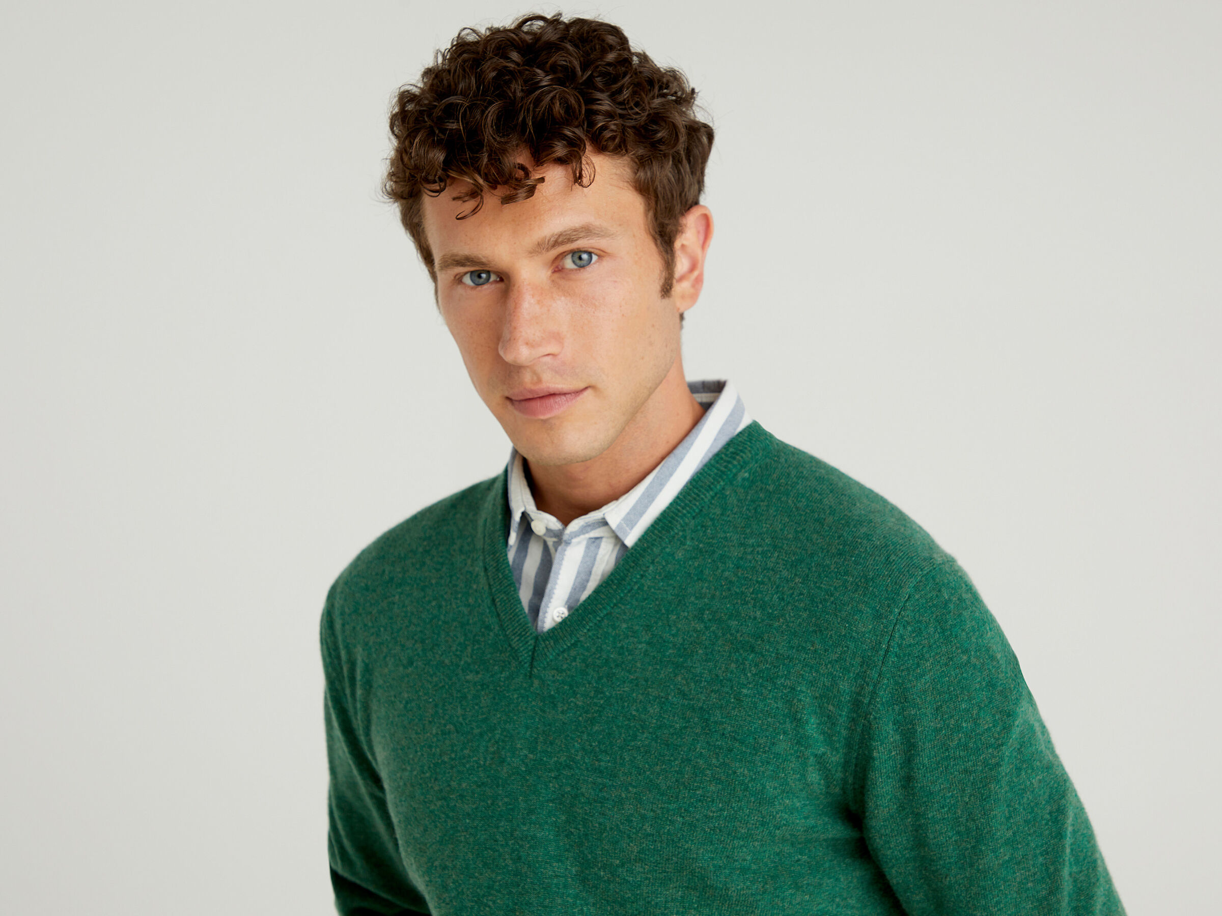 V-neck sweater in pure virgin wool image number 4
