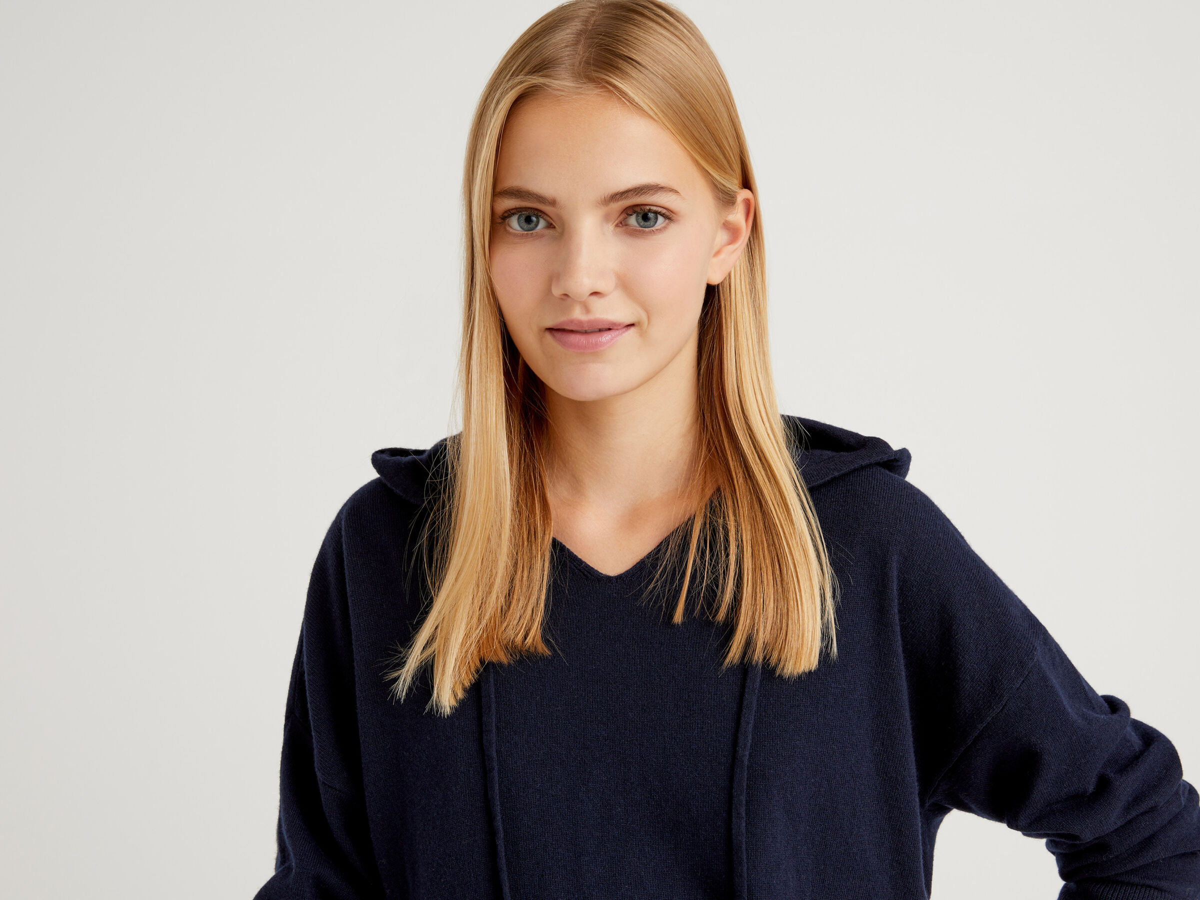 Sweater in cashmere blend with hood image number 4