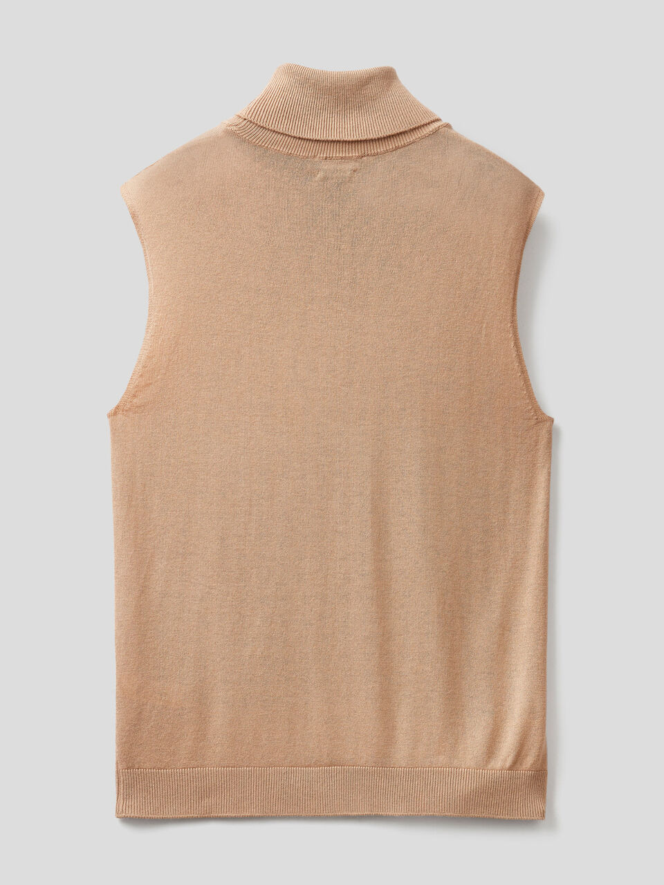 Sleeveless turtleneck in cashmere blend image number 2