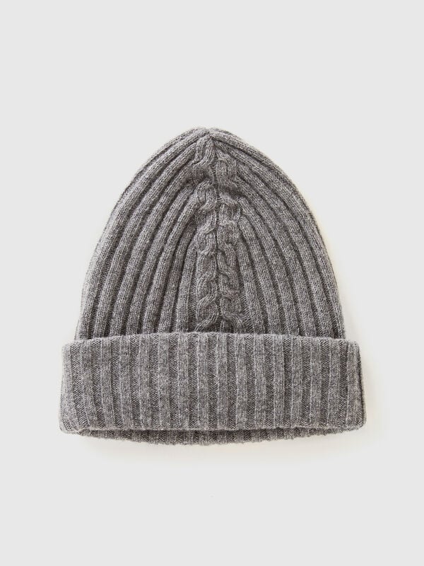 Hat with cable knit Women