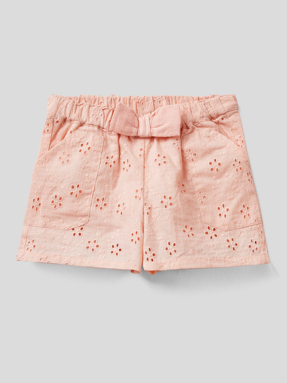 Shorts in broderie anglaise with bow