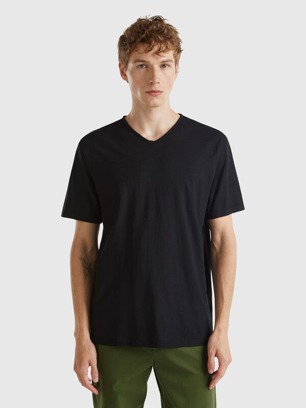 V-neck t-shirt in 100% cotton Men