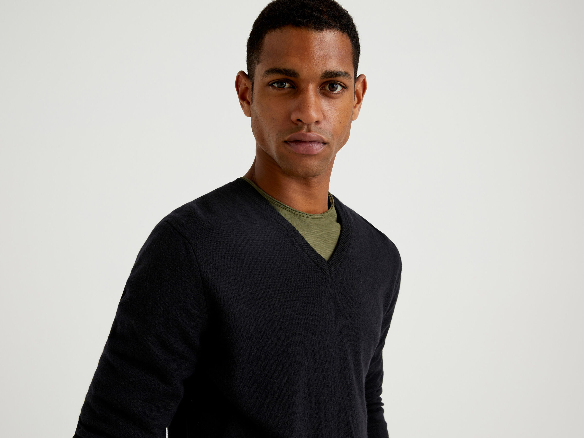 V-neck sweater in pure virgin wool image number 4