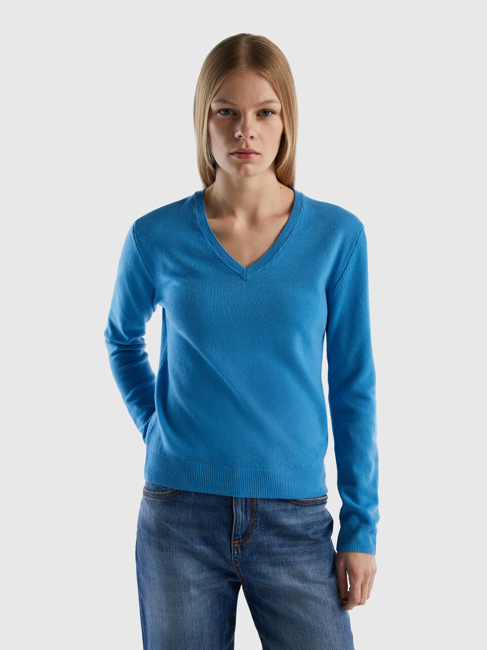 Powder blue V-neck sweater in pure Merino wool