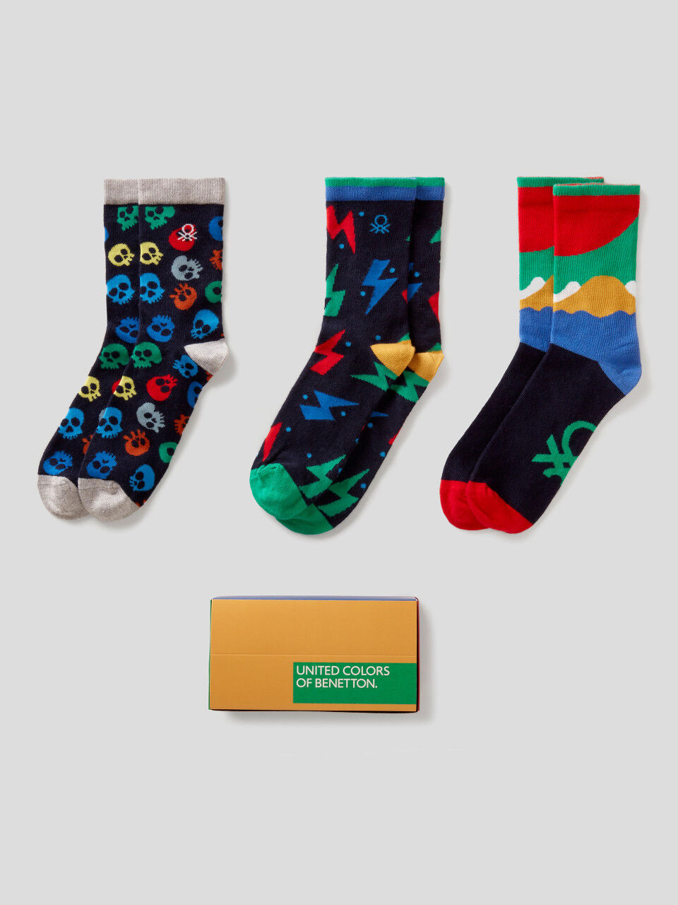 Gift box with three pairs of jacquard socks