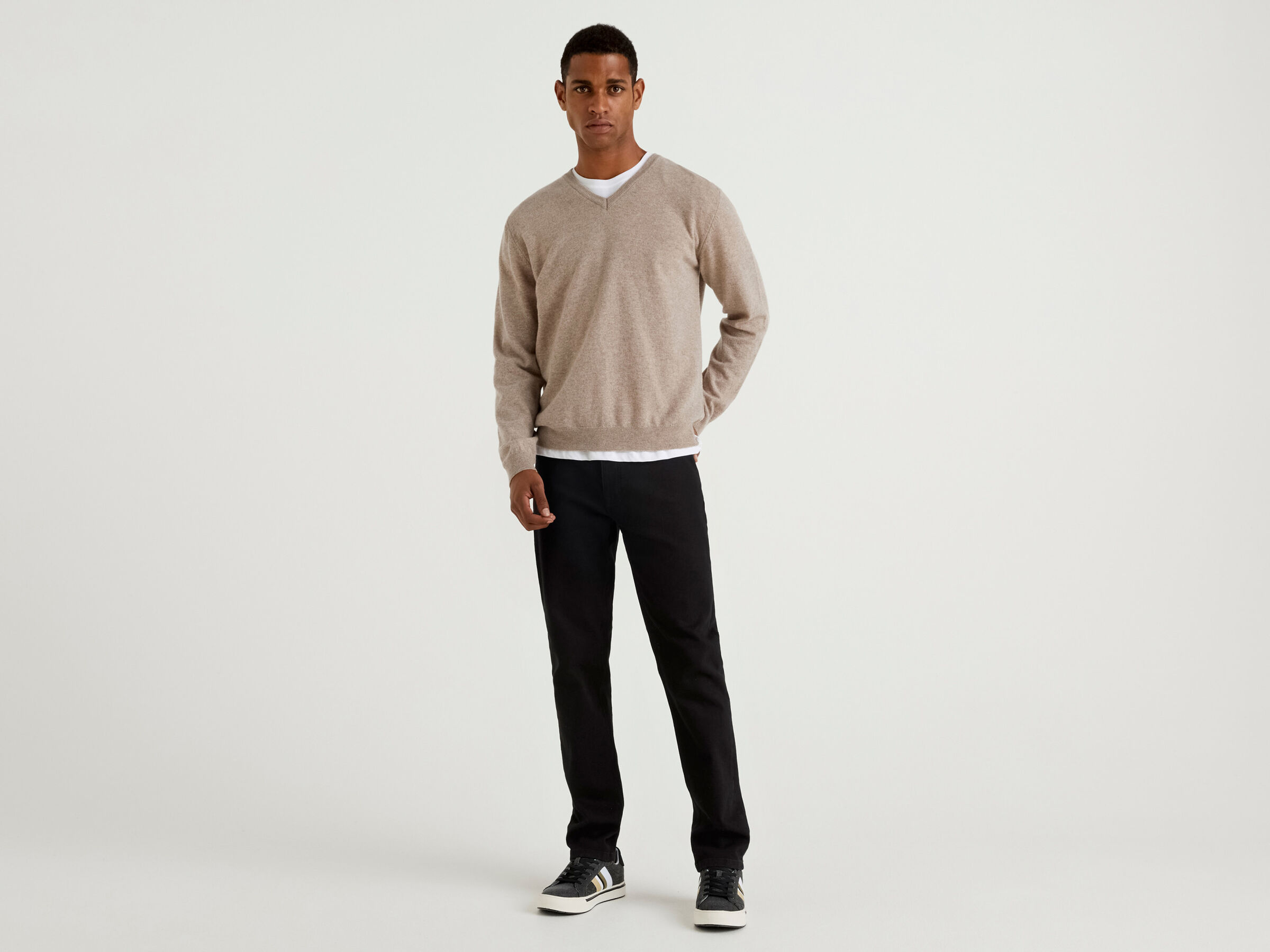 V-neck sweater in pure virgin wool image number 3