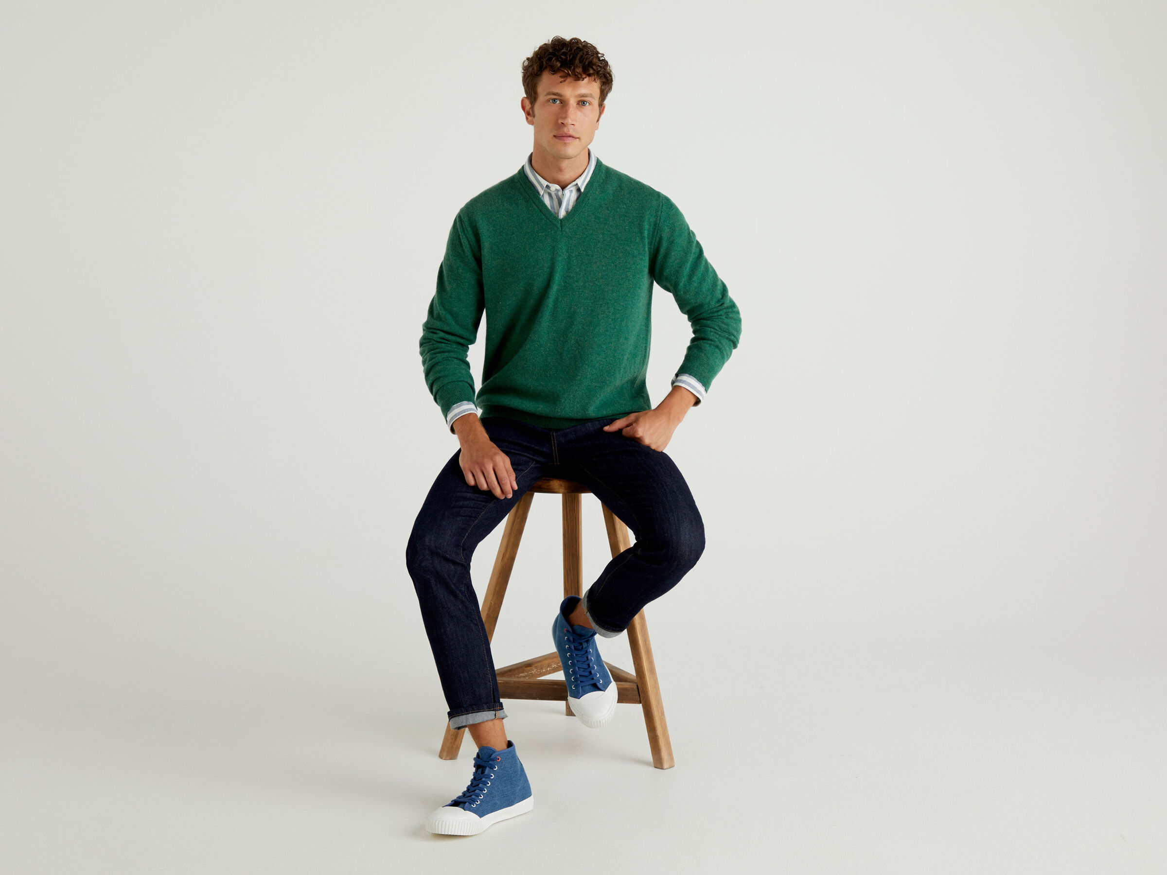 V-neck sweater in pure virgin wool image number 3