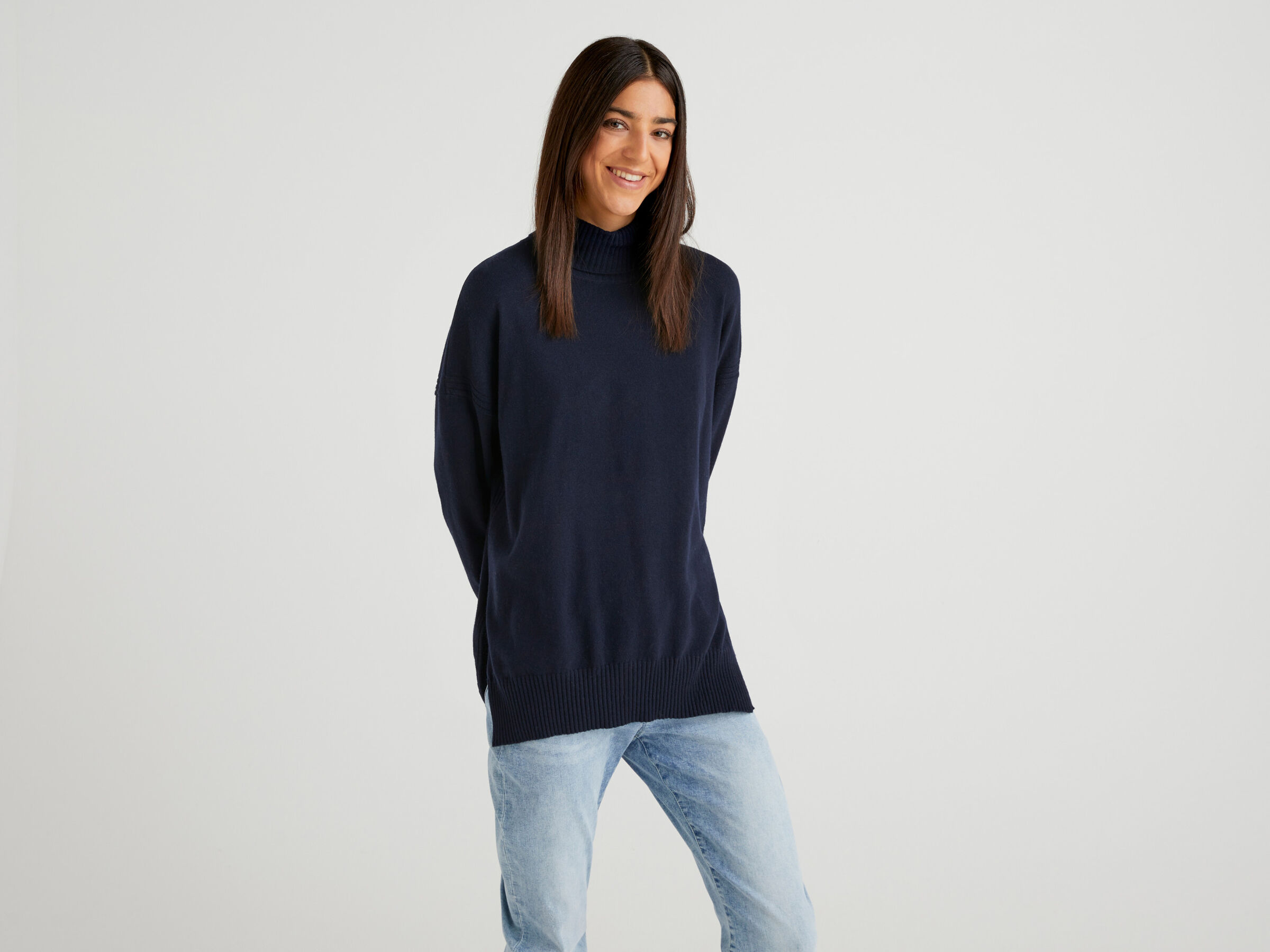 Oversized fit turtleneck in cashmere blend image number 3