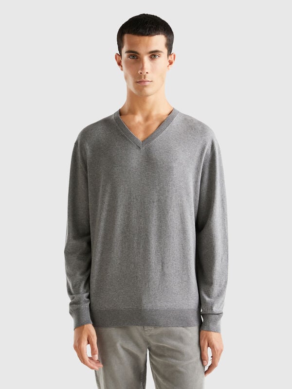 V-neck sweater in lightweight cotton blend Men