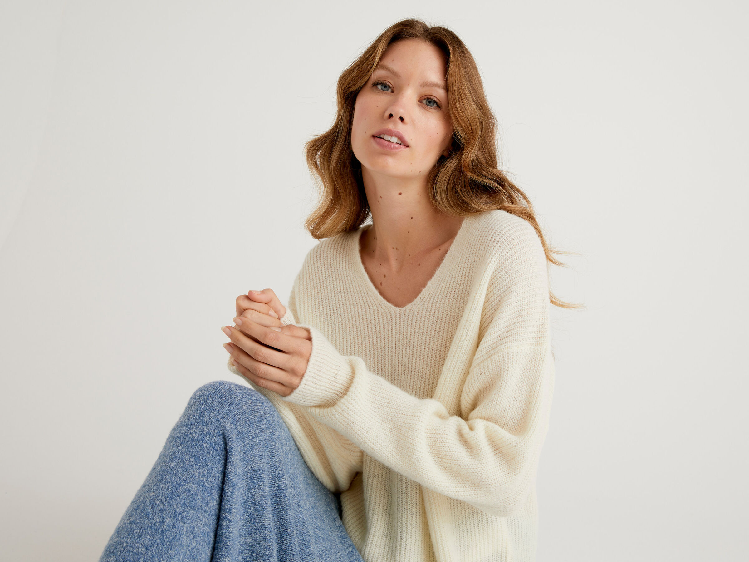 Boxy fit V-neck sweater image number 3