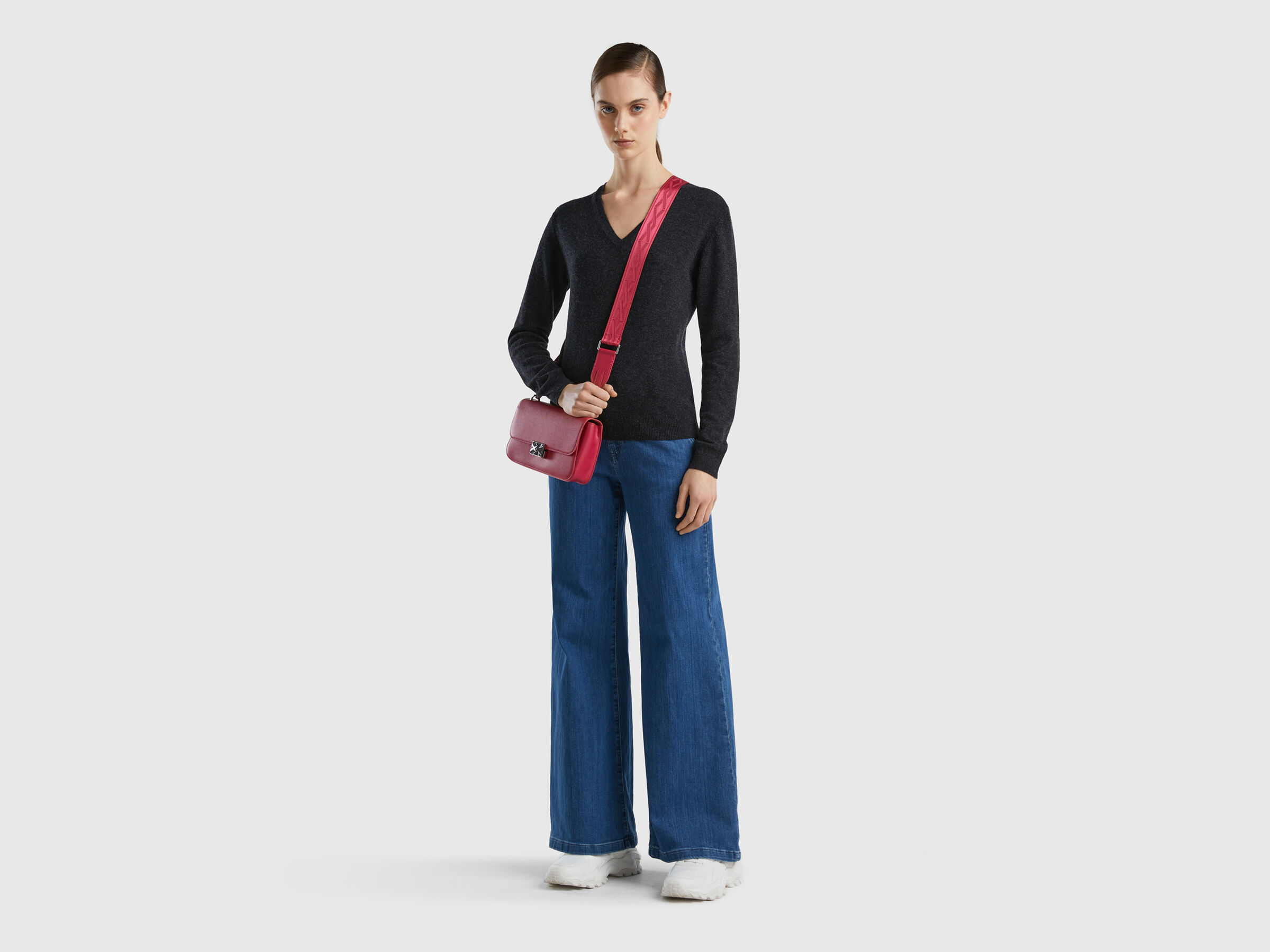 V-neck sweater in pure virgin wool image number 3