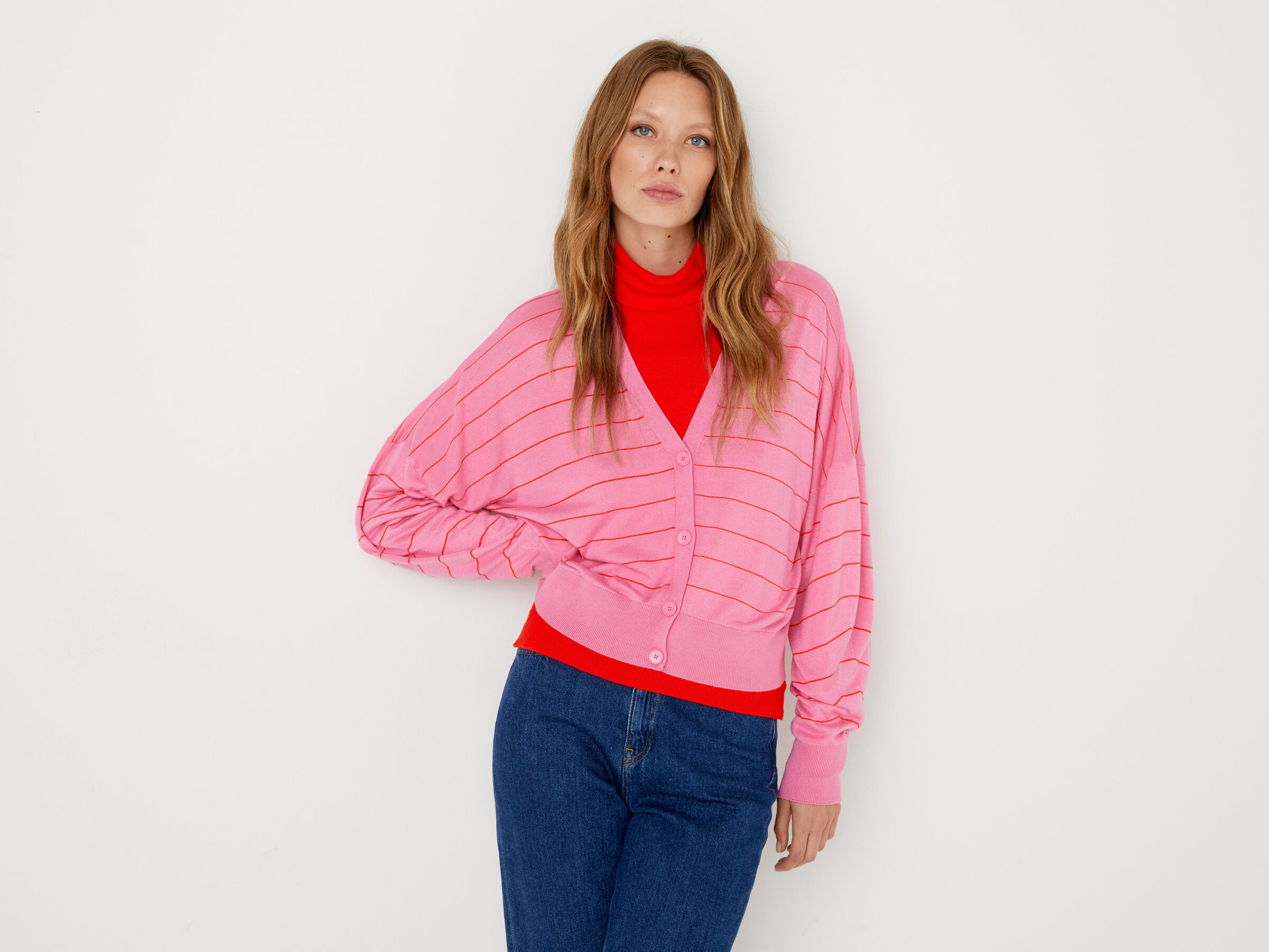 V-neck cardigan in cashmere blend image number 3