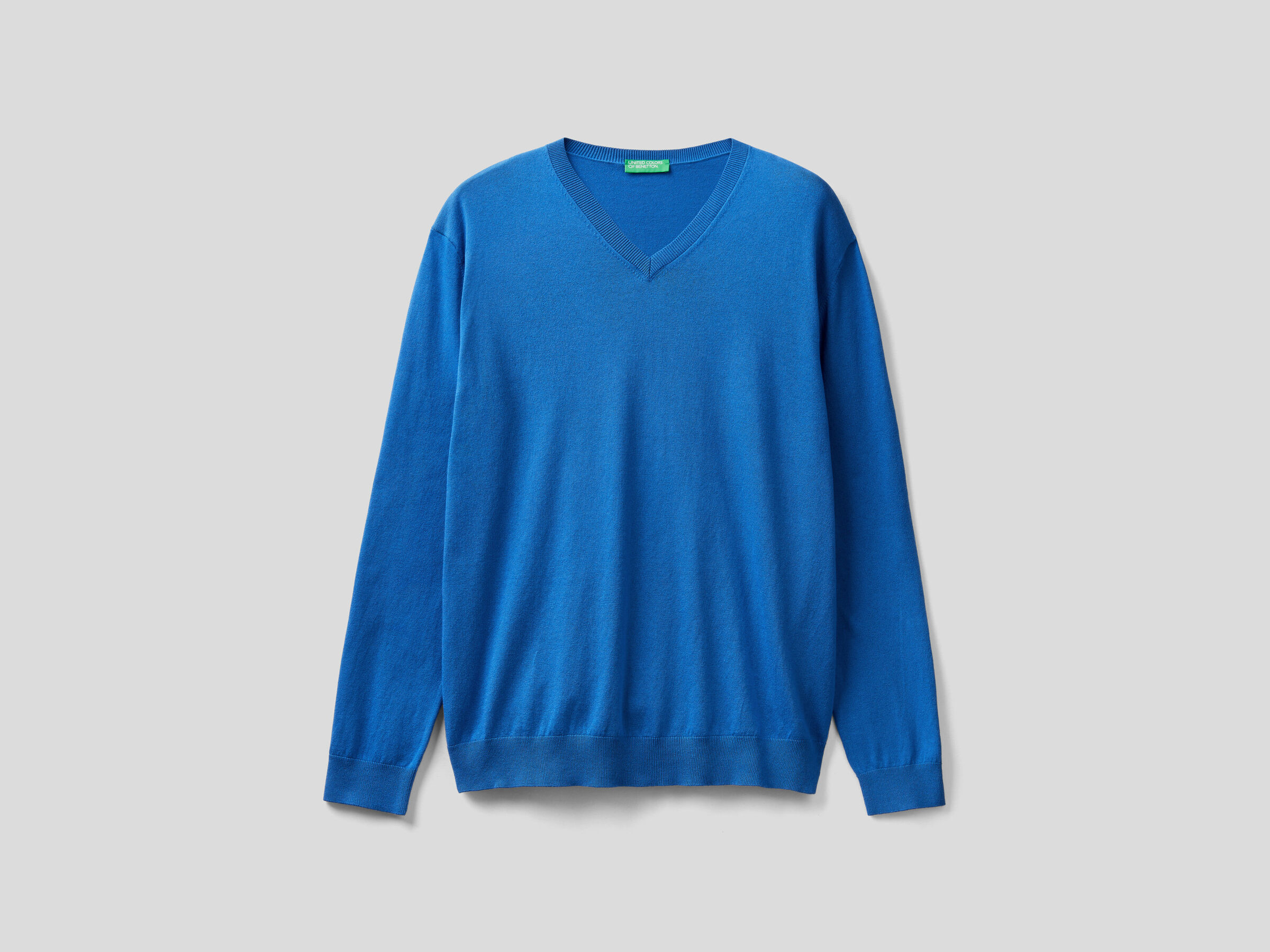V-neck sweater in lightweight cotton blend image number 4