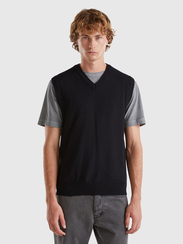 Black vest in pure Merino wool Men
