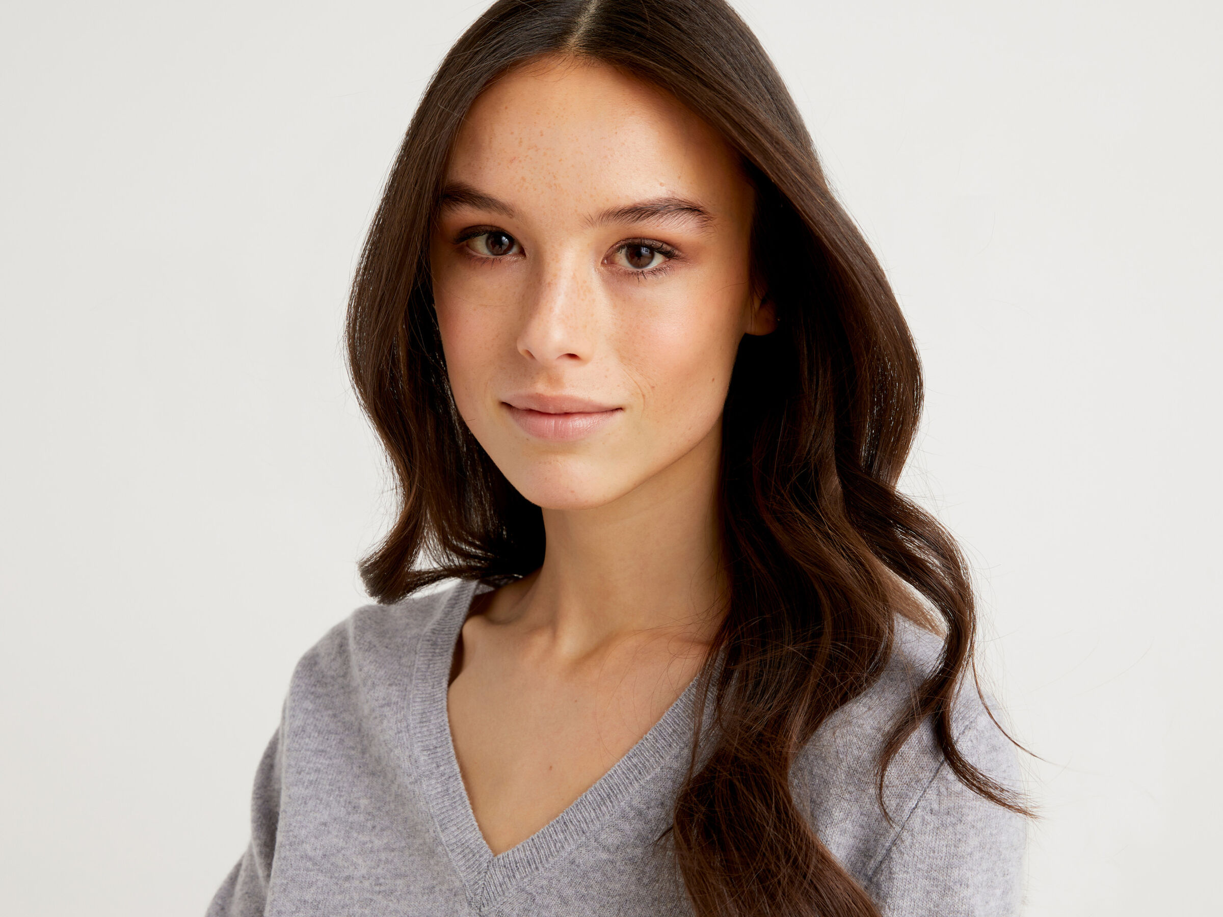 V-neck sweater in pure virgin wool image number 4