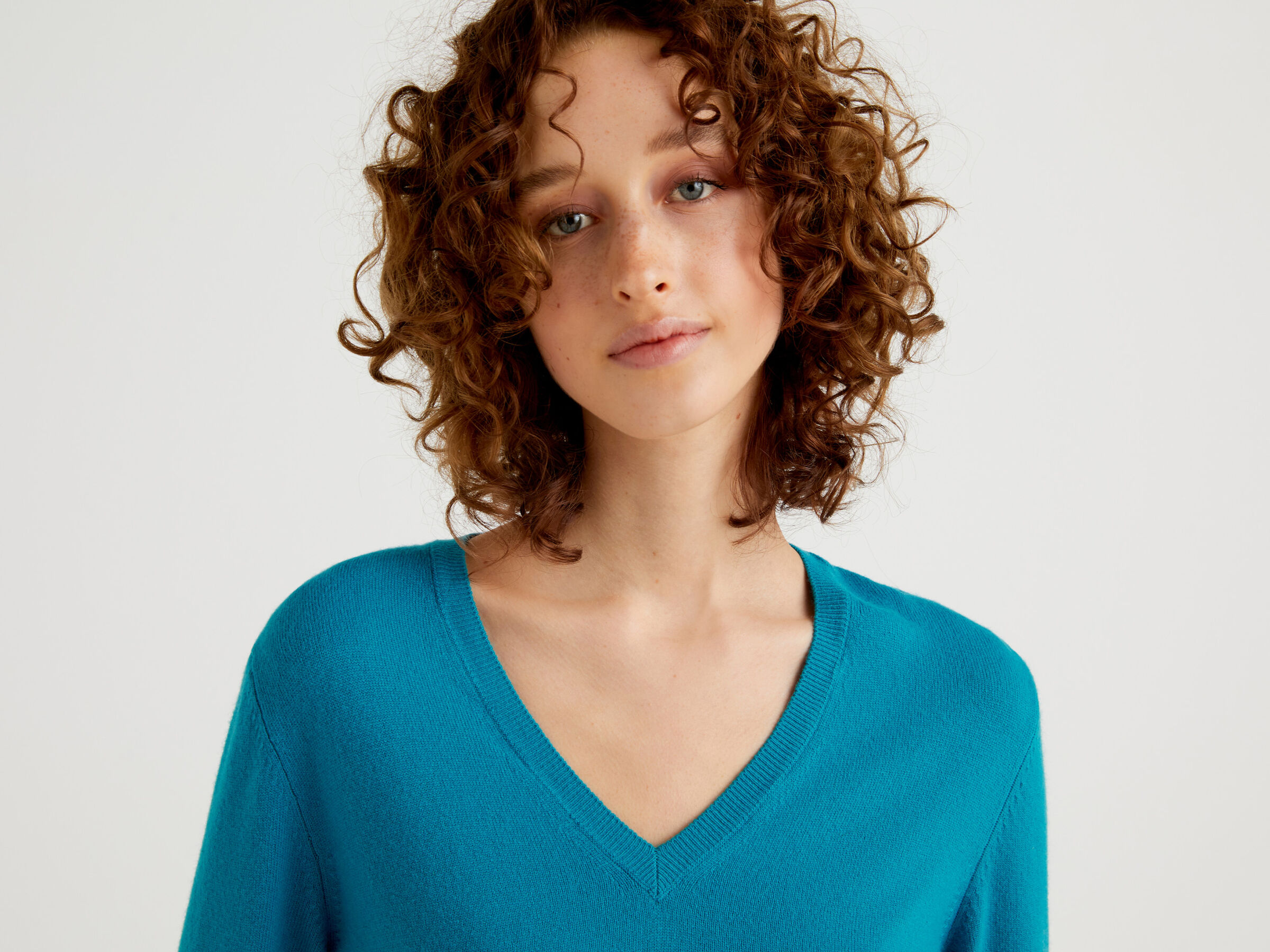 V-neck sweater in pure virgin wool image number 4