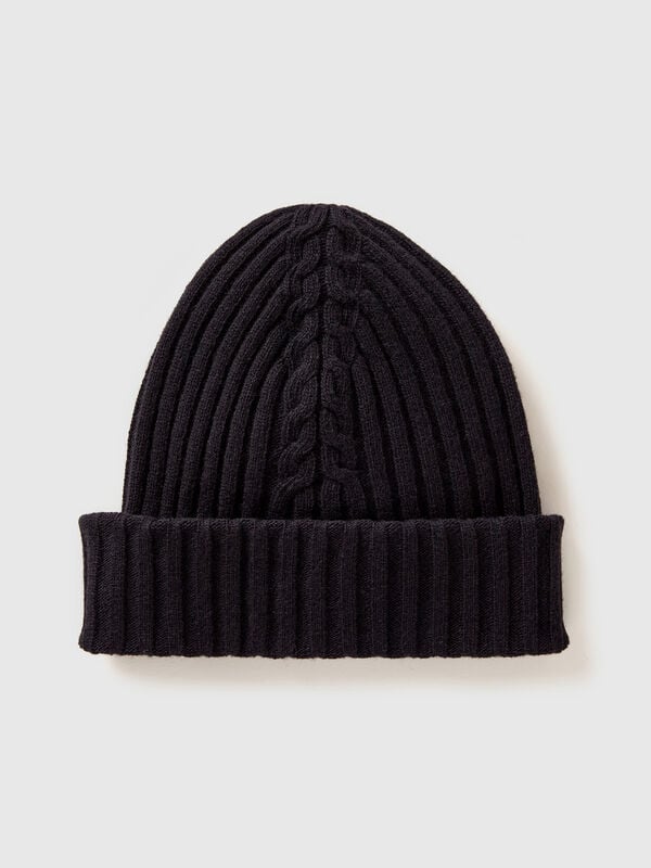 Hat with cable knit Women