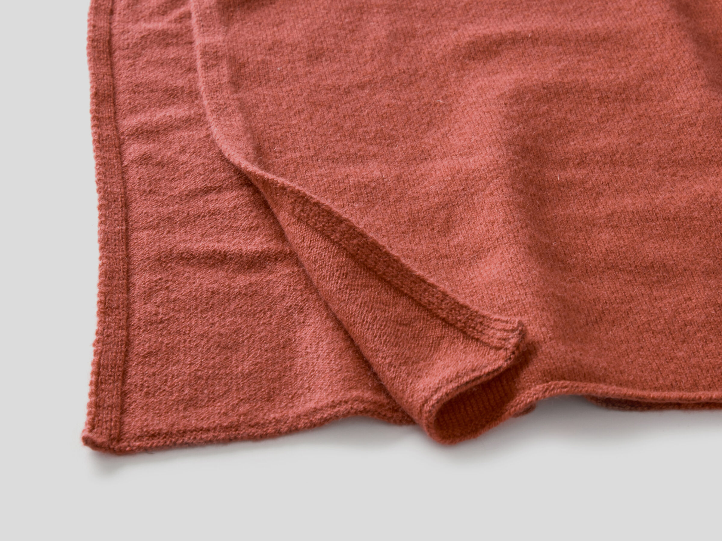 Classic scarf in pure cashmere image number 2