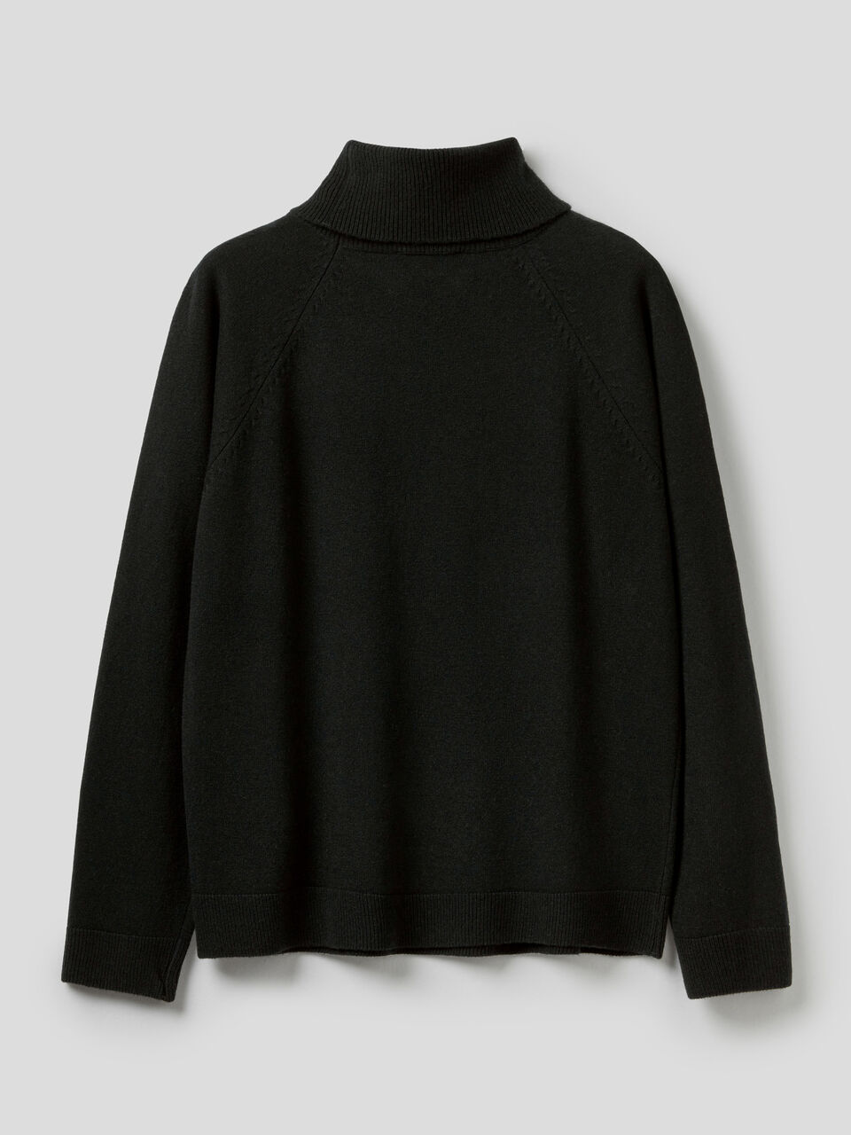 Turtleneck sweater in cashmere and wool blend image number 2