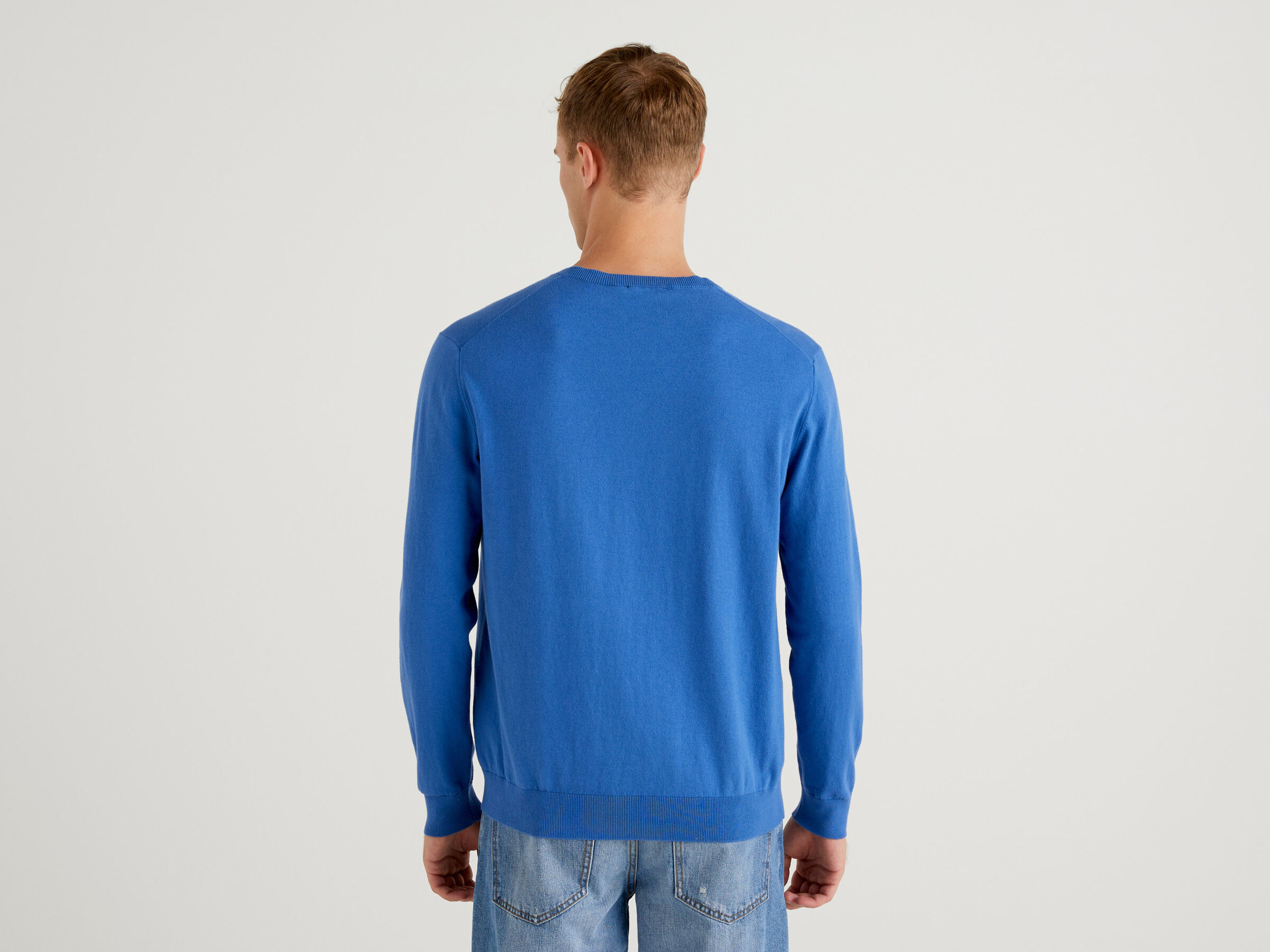 V-neck sweater in lightweight cotton blend image number 2