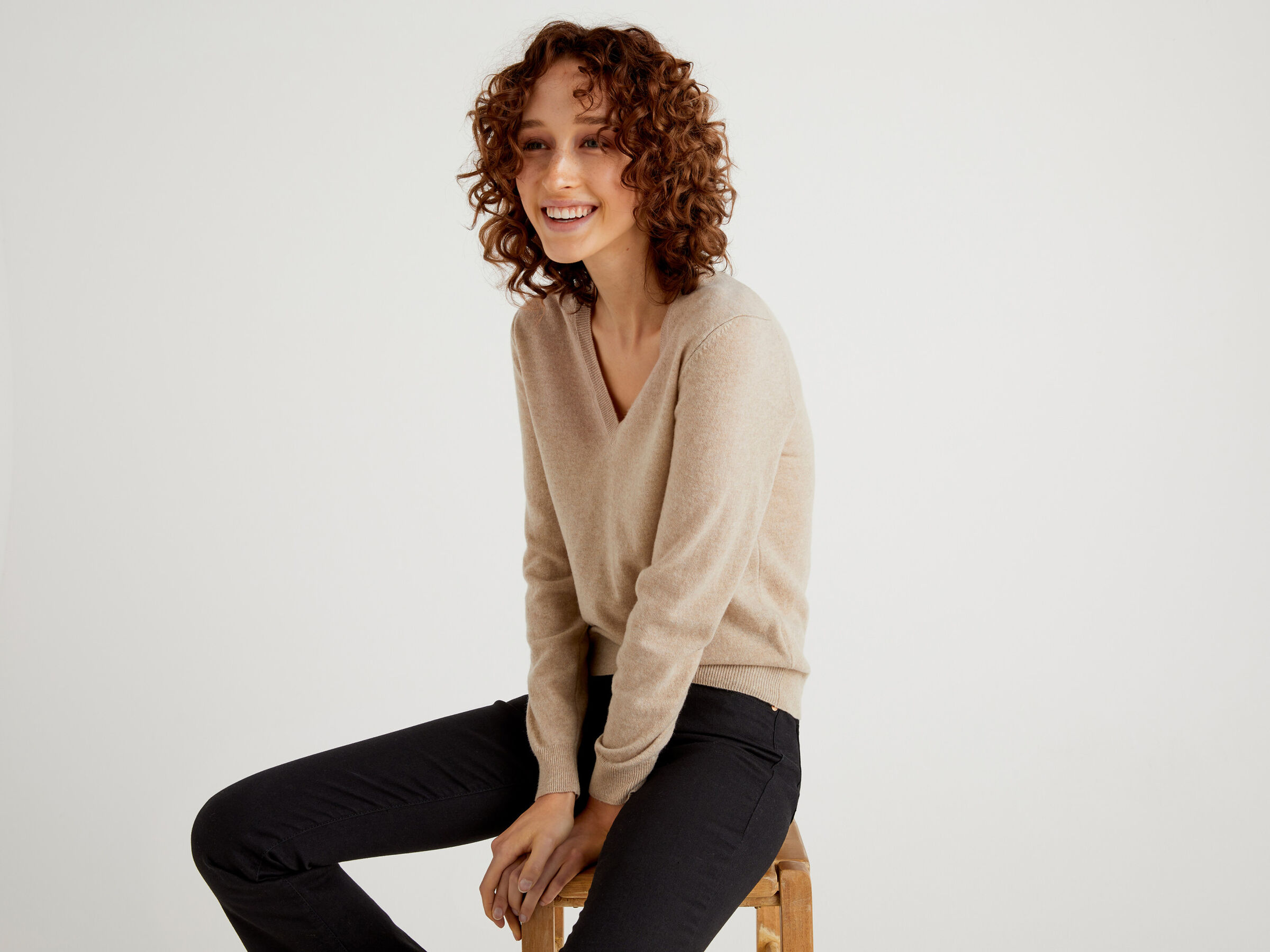 V-neck sweater in pure virgin wool image number 4