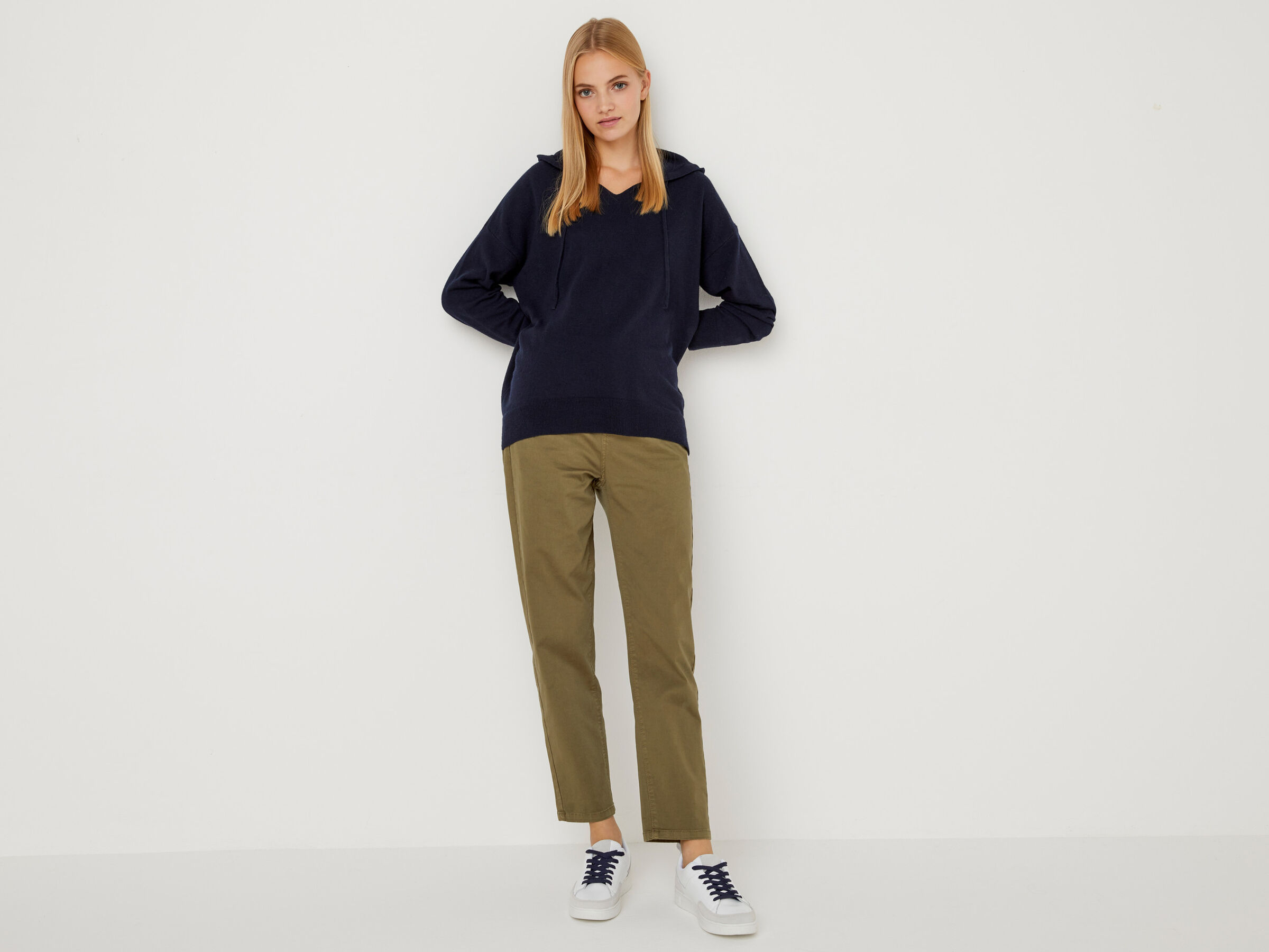 Sweater in cashmere blend with hood image number 3