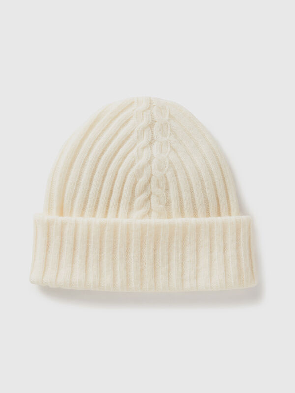Hat with cable knit Women