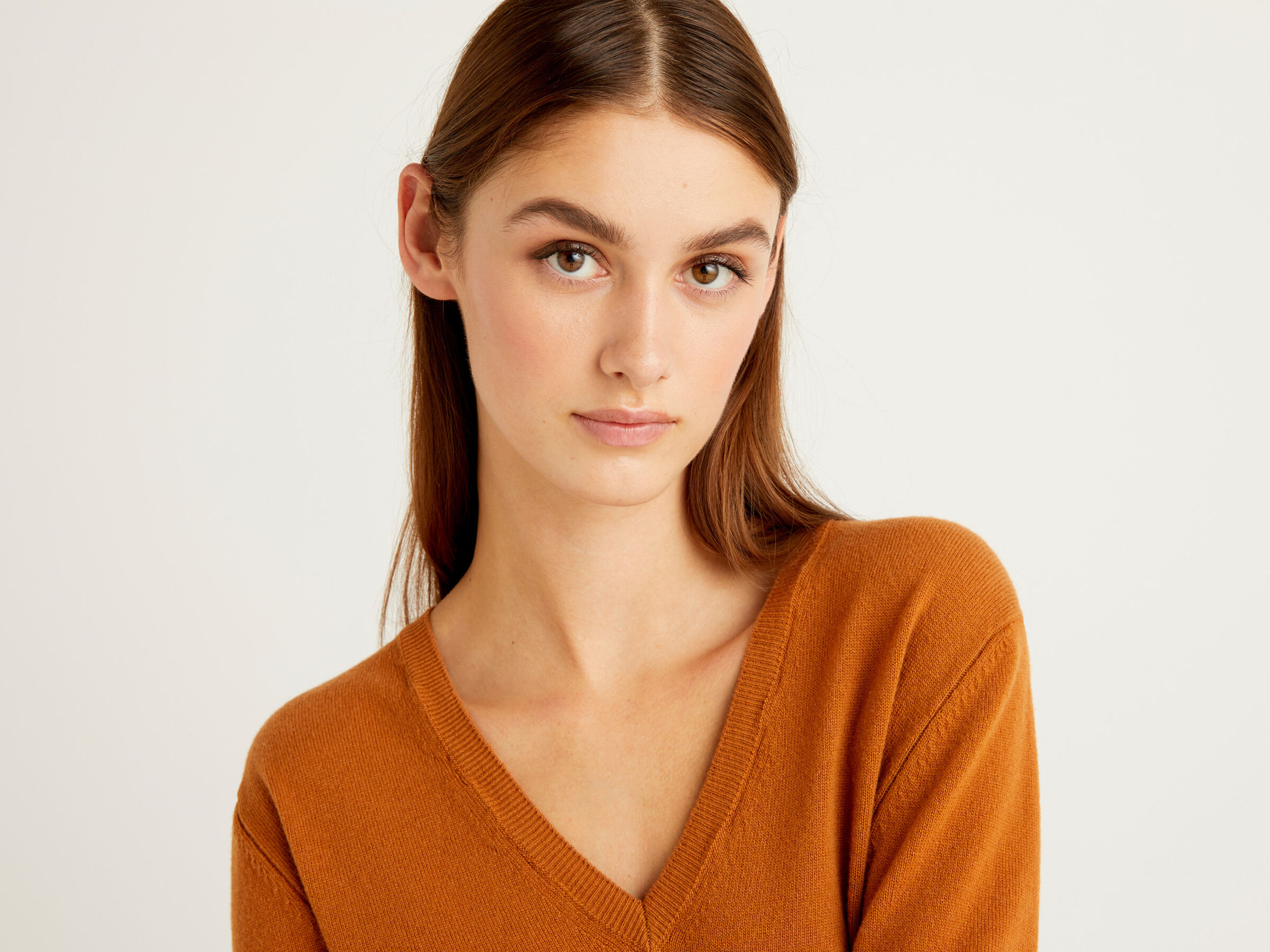 V-neck sweater in pure virgin wool image number 4