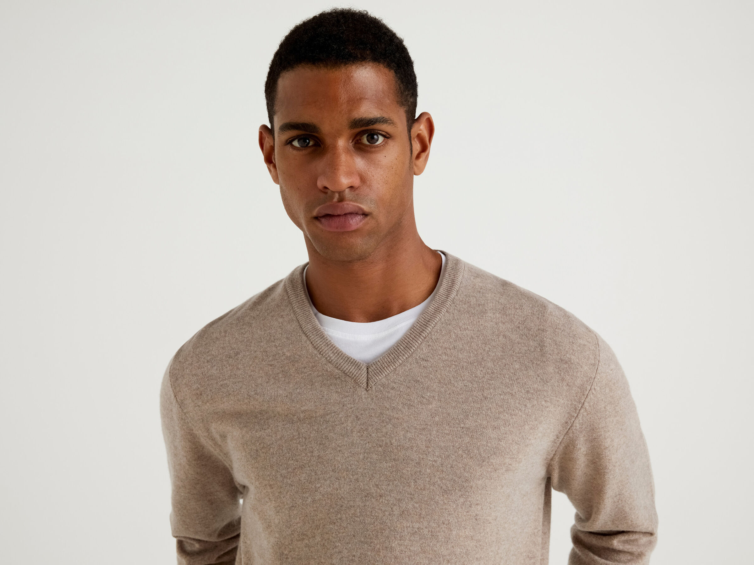 V-neck sweater in pure virgin wool image number 4