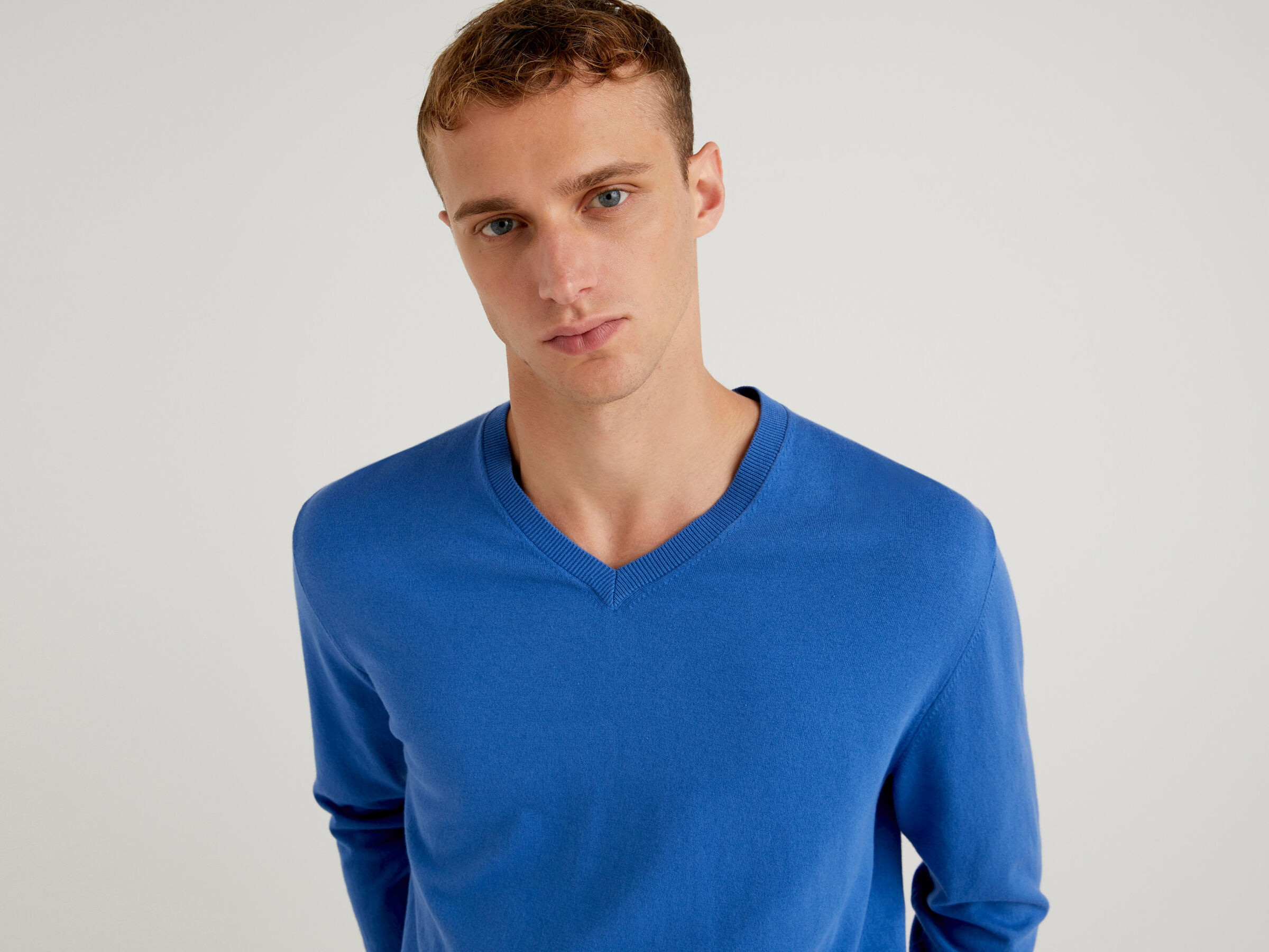 V-neck sweater in lightweight cotton blend image number 3