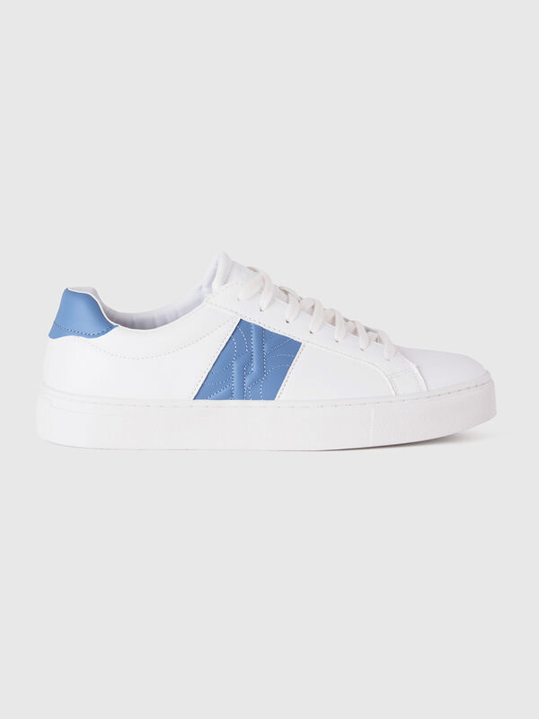 Low-top sneakers with sky blue logo