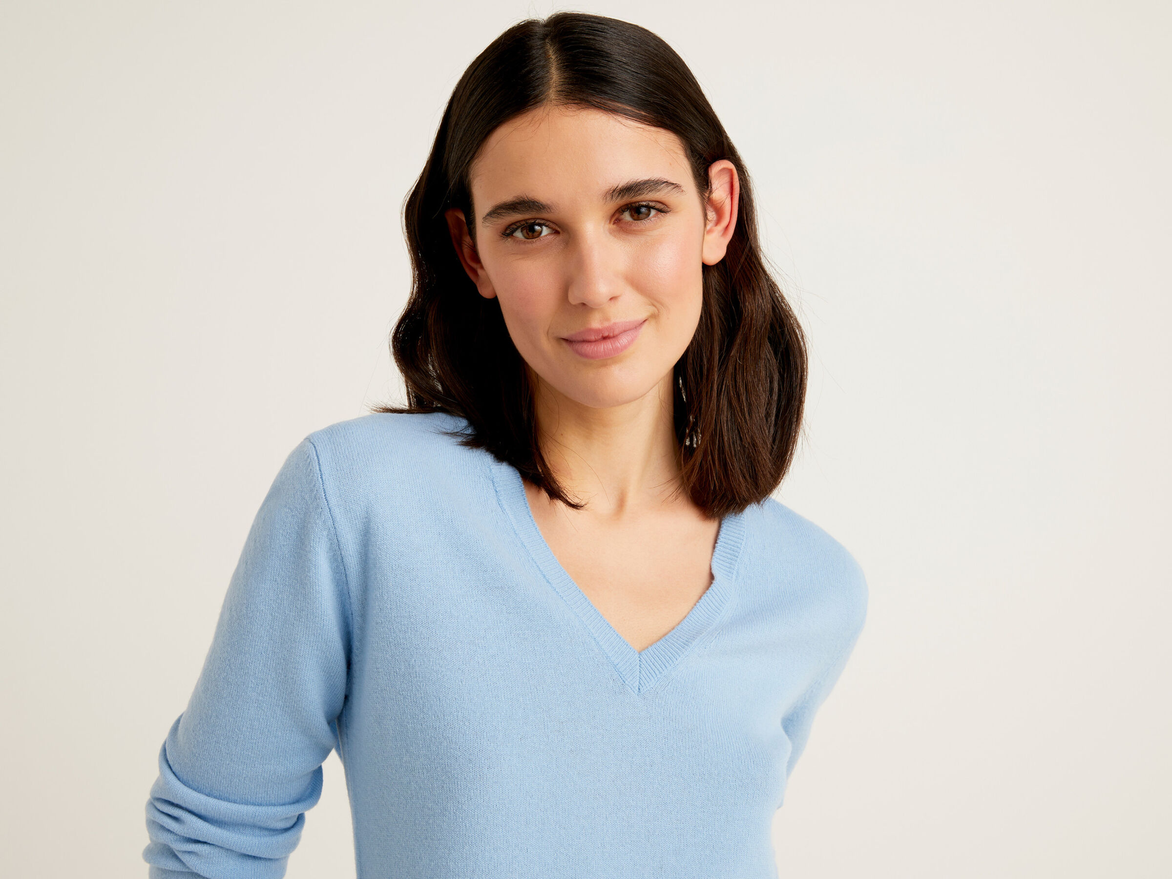V-neck sweater in pure virgin wool image number 4